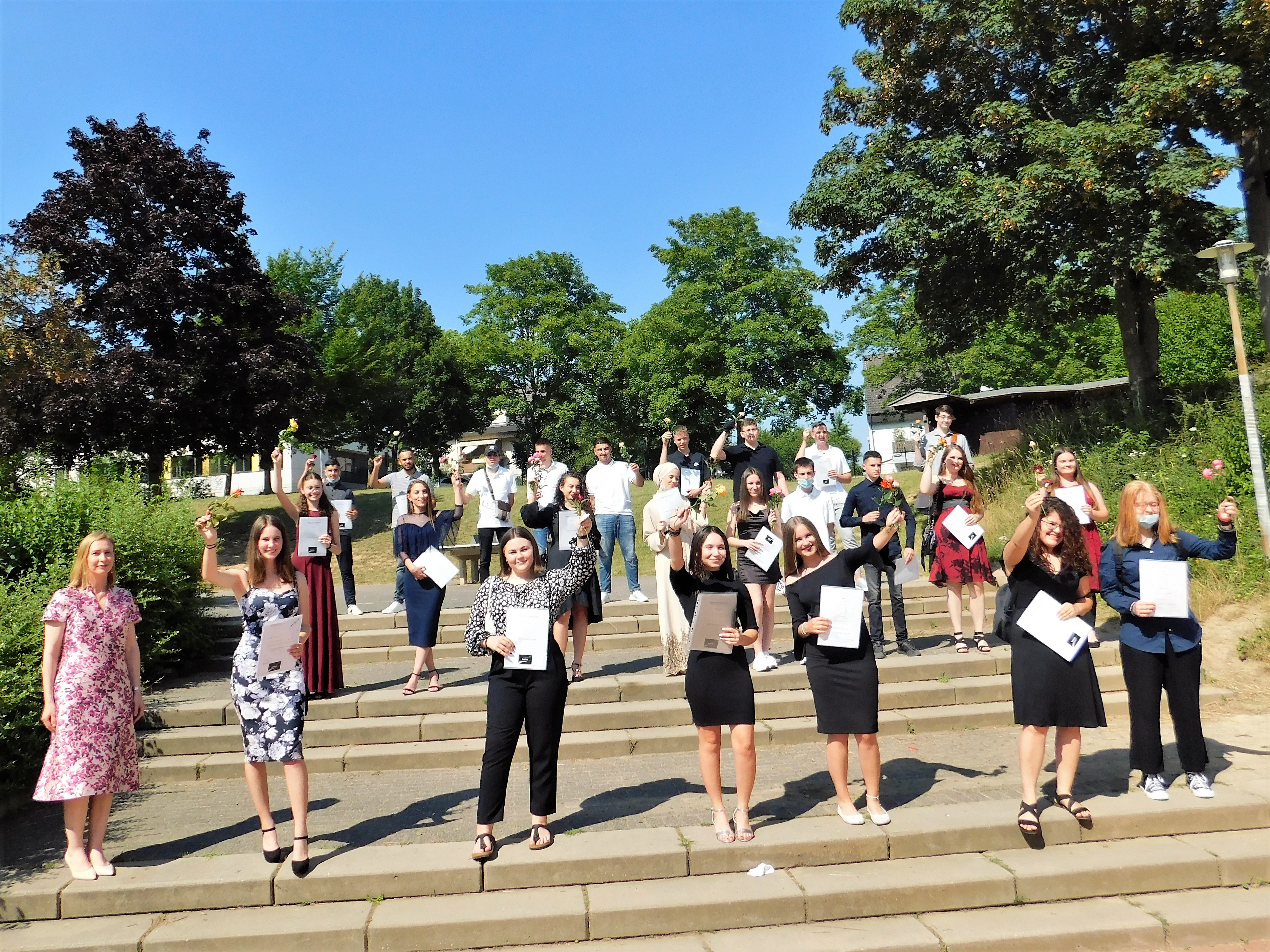 Die Schüler stellten sich klassenweise mit viel Abstand auf dem Schulhof zum Erinnerungsfoto auf.