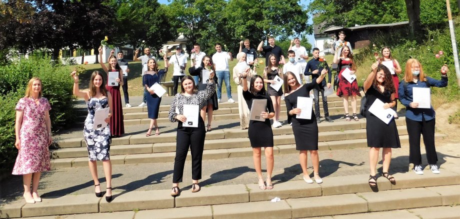 Die Schüler stellten sich klassenweise mit viel Abstand auf dem Schulhof zum Erinnerungsfoto auf.