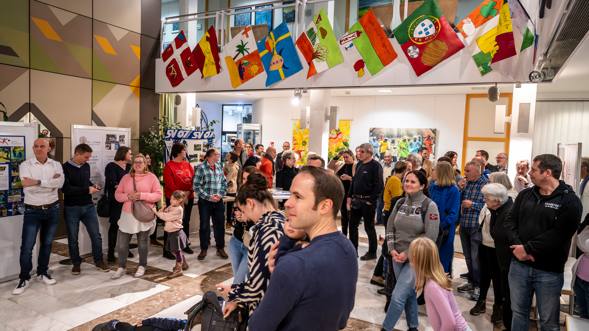 Viel los im bunt geschmückten Rathausfoyer.
