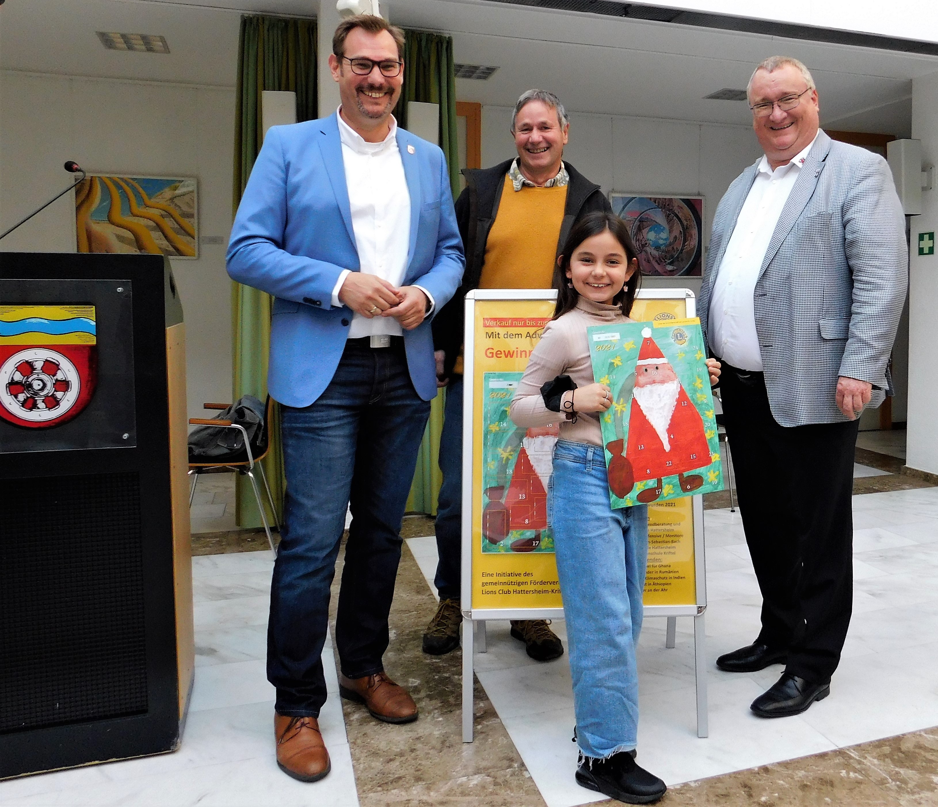 Bürgermeister Seitz, Bürgermeister Schindling, Lions-Präsident Mazur und Künstlerin Medina mit dem neuen Kalender.