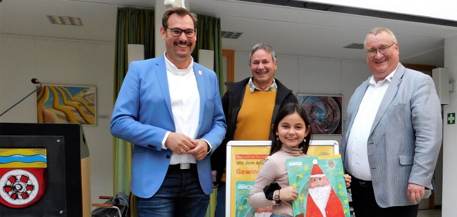 Bürgermeister Seitz, Bürgermeister Schindling, Lions-Präsident Mazur und Künstlerin Medina mit dem neuen Kalender.