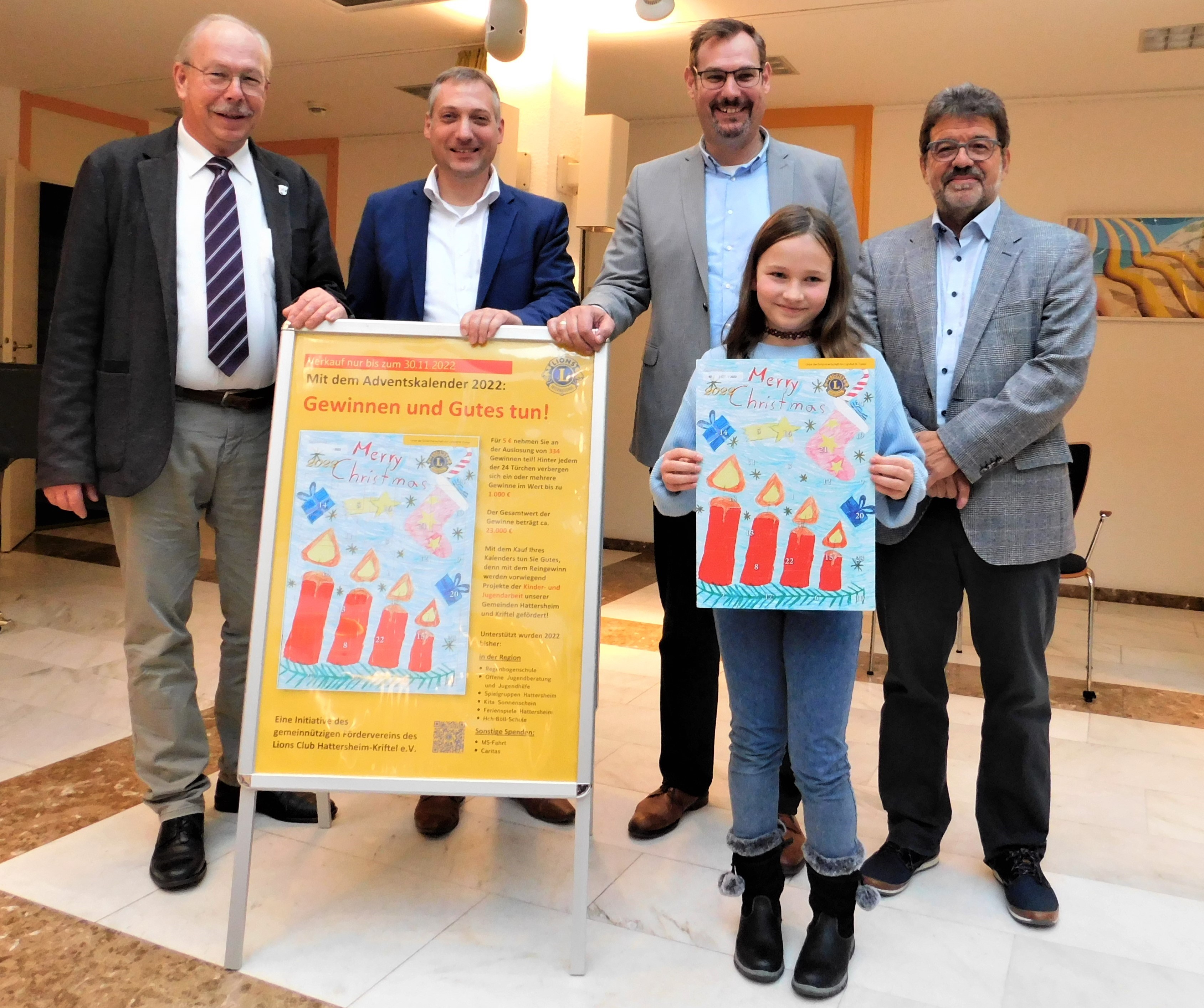 Die Künstlerin mit dem neuen Adventskalendern und viel Prominenz.