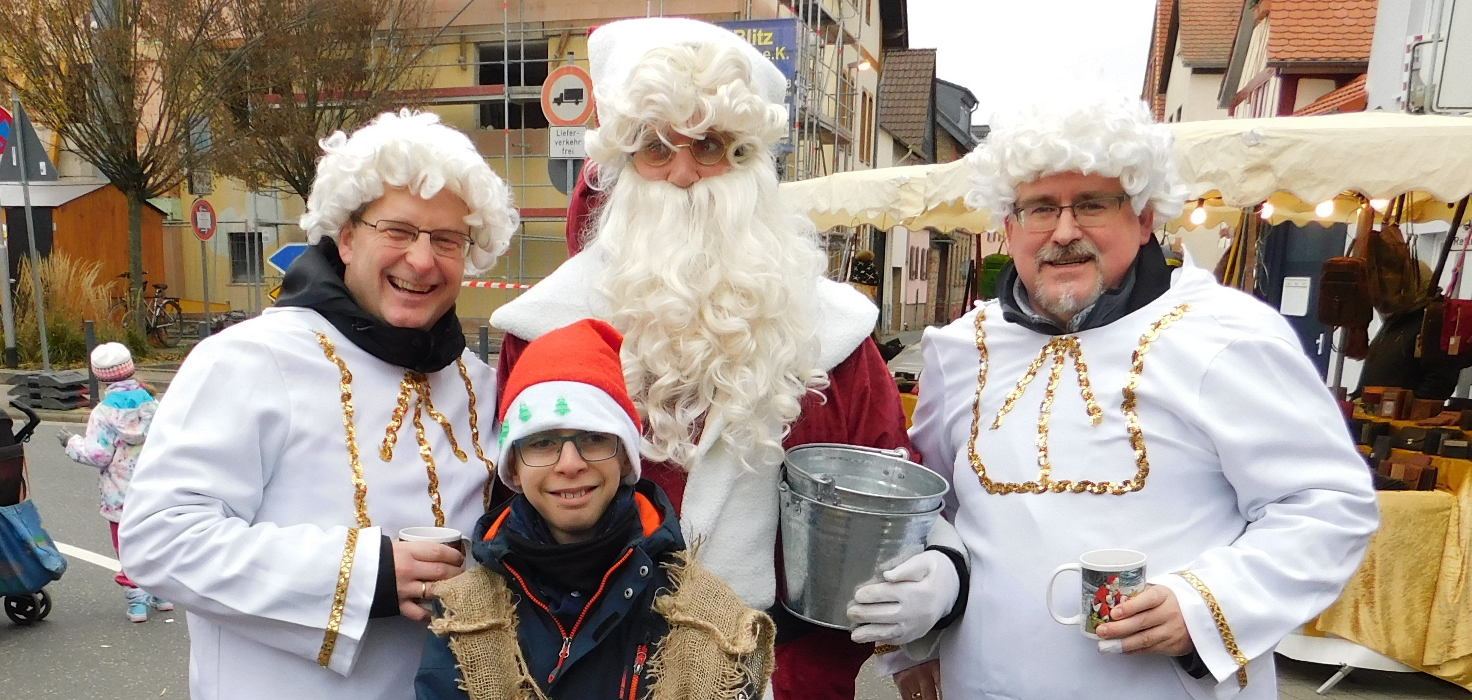 Als Engel verkleidete Handballspieler verkaufen Lose.