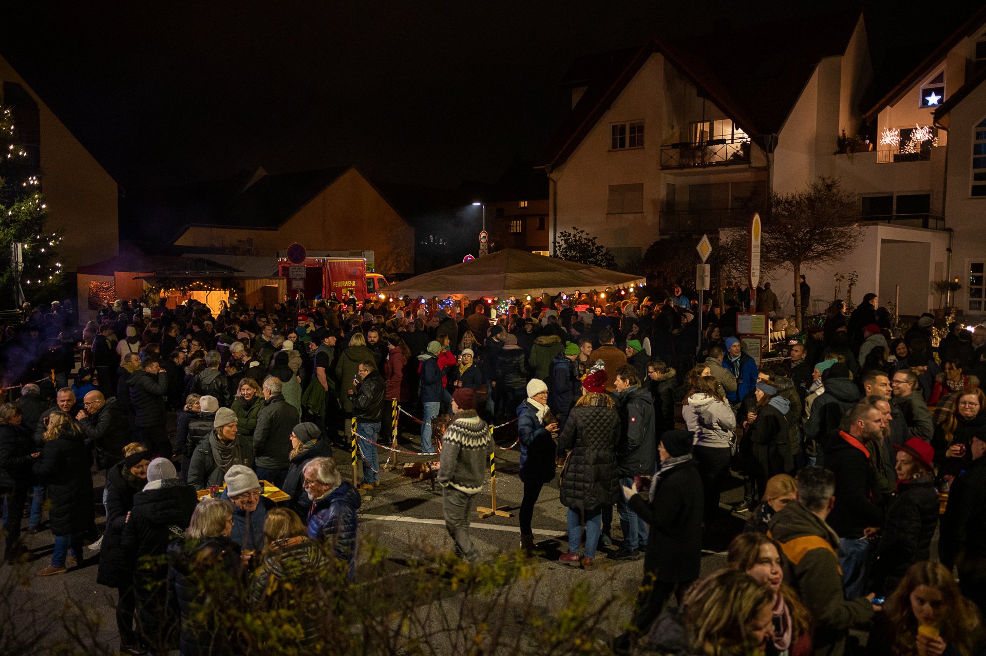 Der Kirchplatz voller Menschen am Glühweinabend.