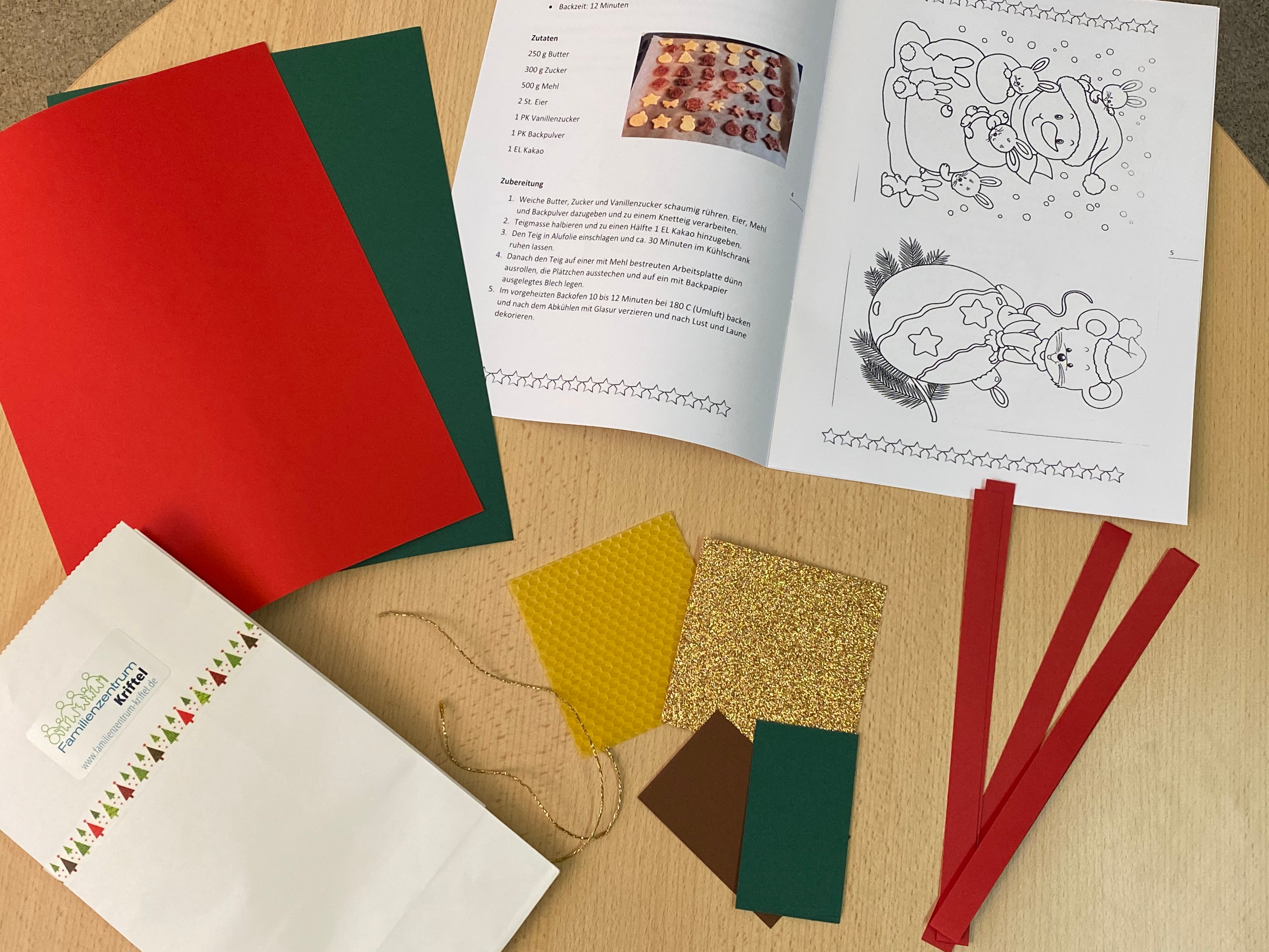 Bastelmaterialien liegen neben einer Tüte.