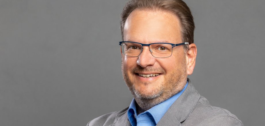 Ein Porträt von Alexander Feist.