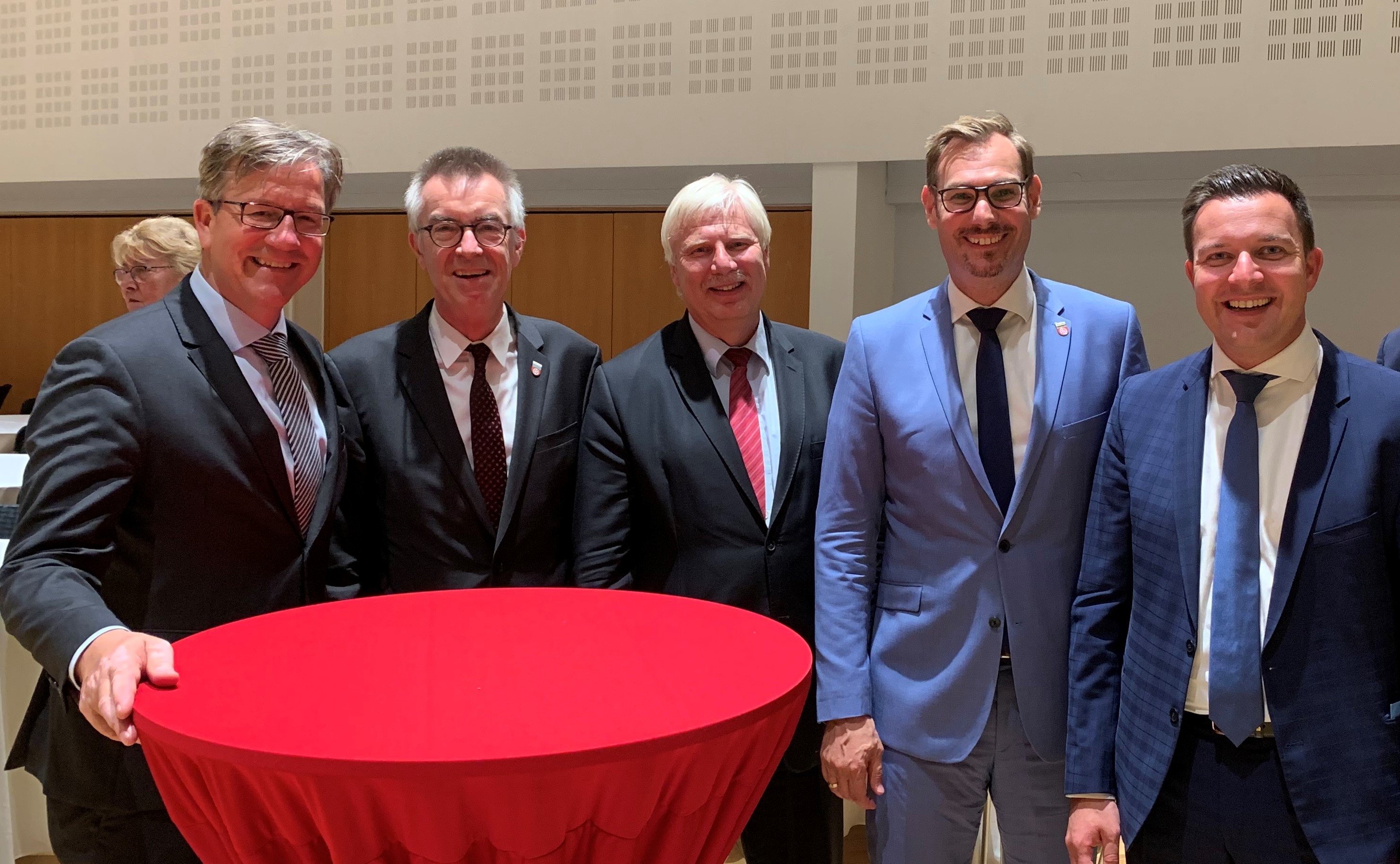 Der neue Hofheimer Bürgermeister Christian Vogt mit der Krifteler Rathausspitze.