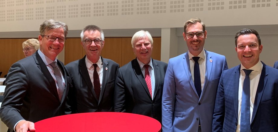 Der neue Hofheimer Bürgermeister Christian Vogt mit der Krifteler Rathausspitze.