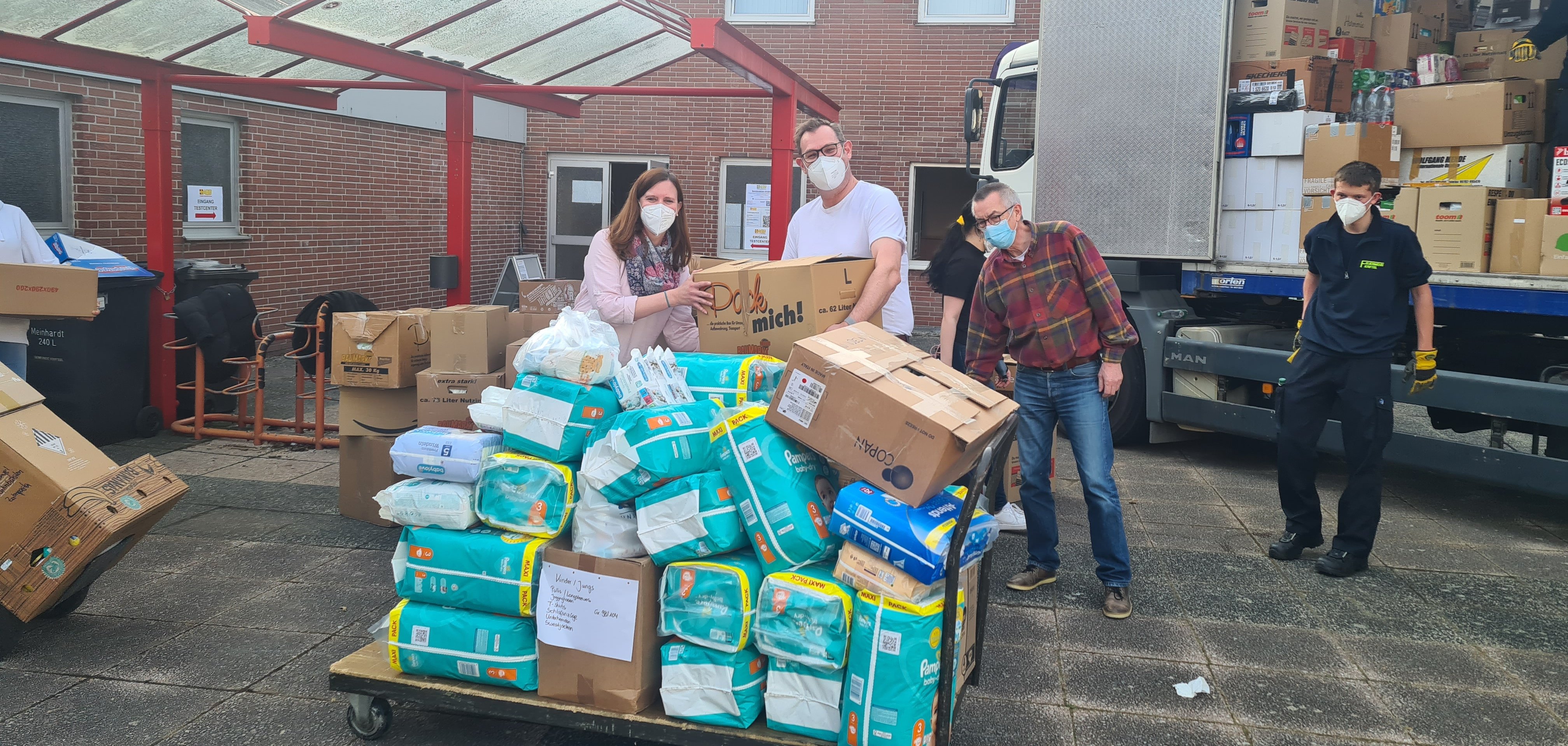 Ein Wagen voller Sachspenden.
