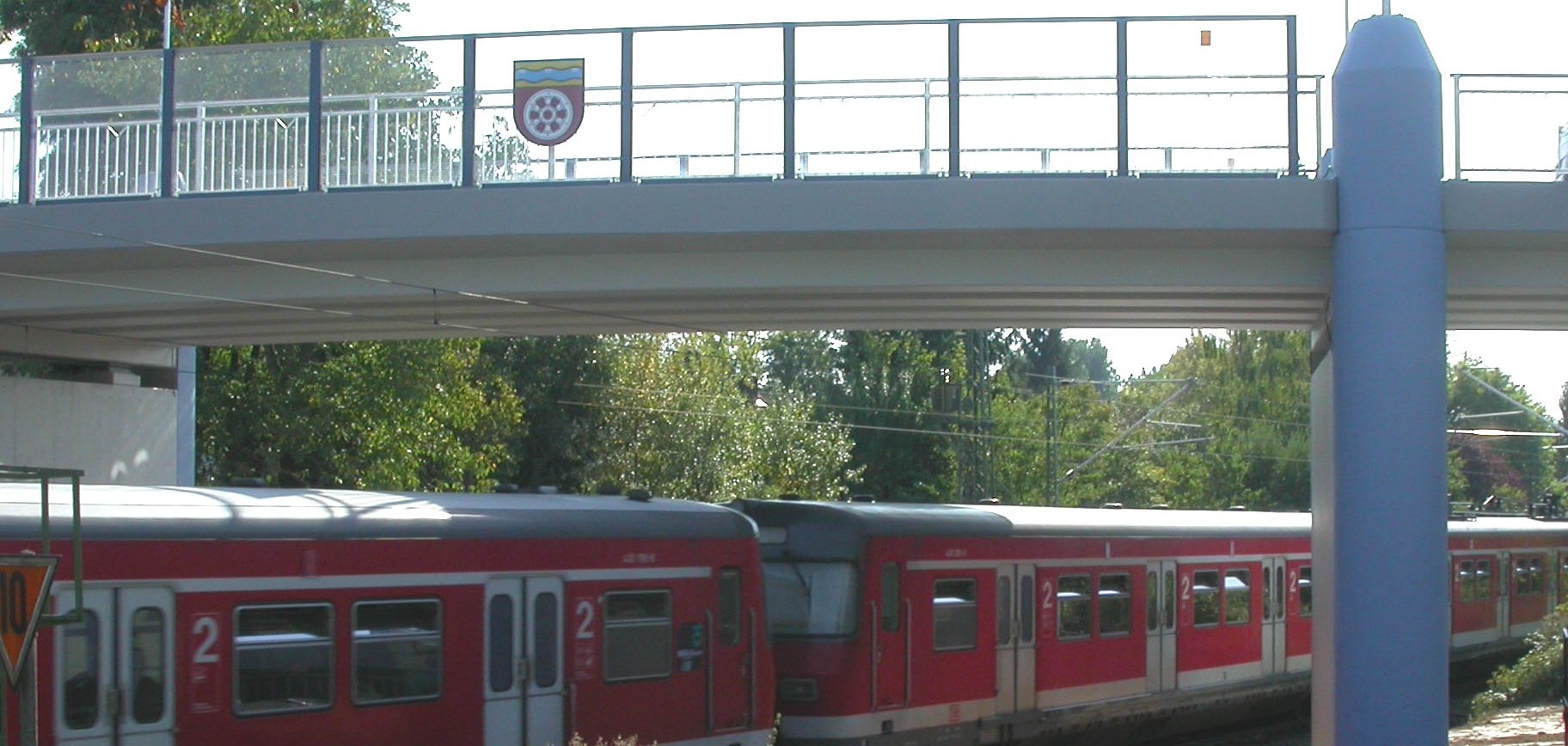 Die neu erbaute Eisenbahnbrücke im Jahr 2005.