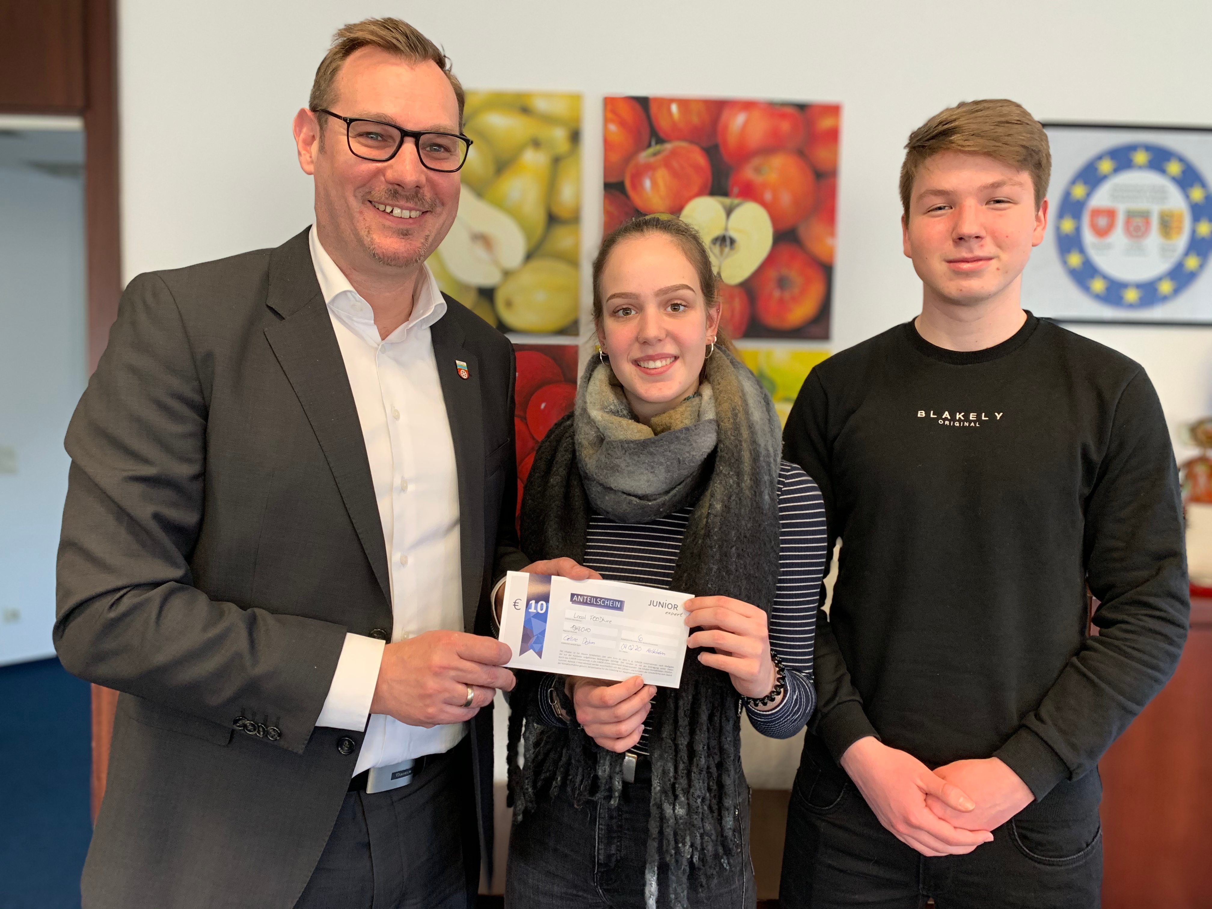 Schüler der Eichendorffschule in Kelkheim stehen neben Bürgermeister Seitz.