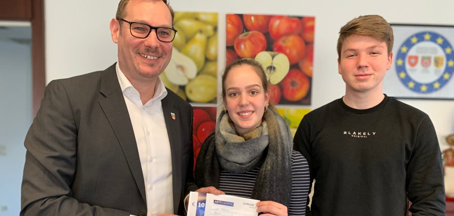 Schüler der Eichendorffschule in Kelkheim stehen neben Bürgermeister Seitz.