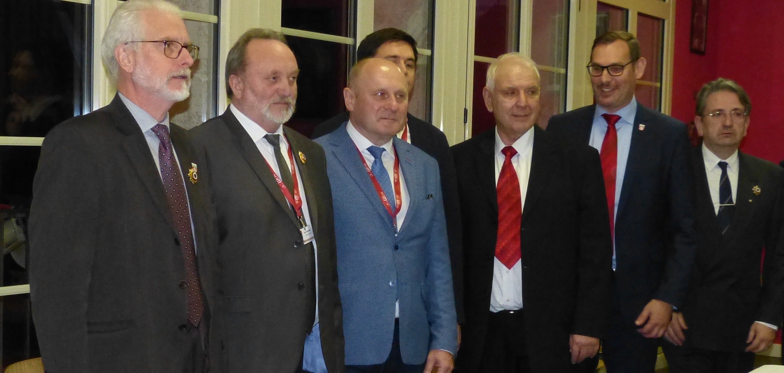 Großer Auflauf von Politpromis in Airaines. Hier wurde eine Gedenktafel enthüllt.