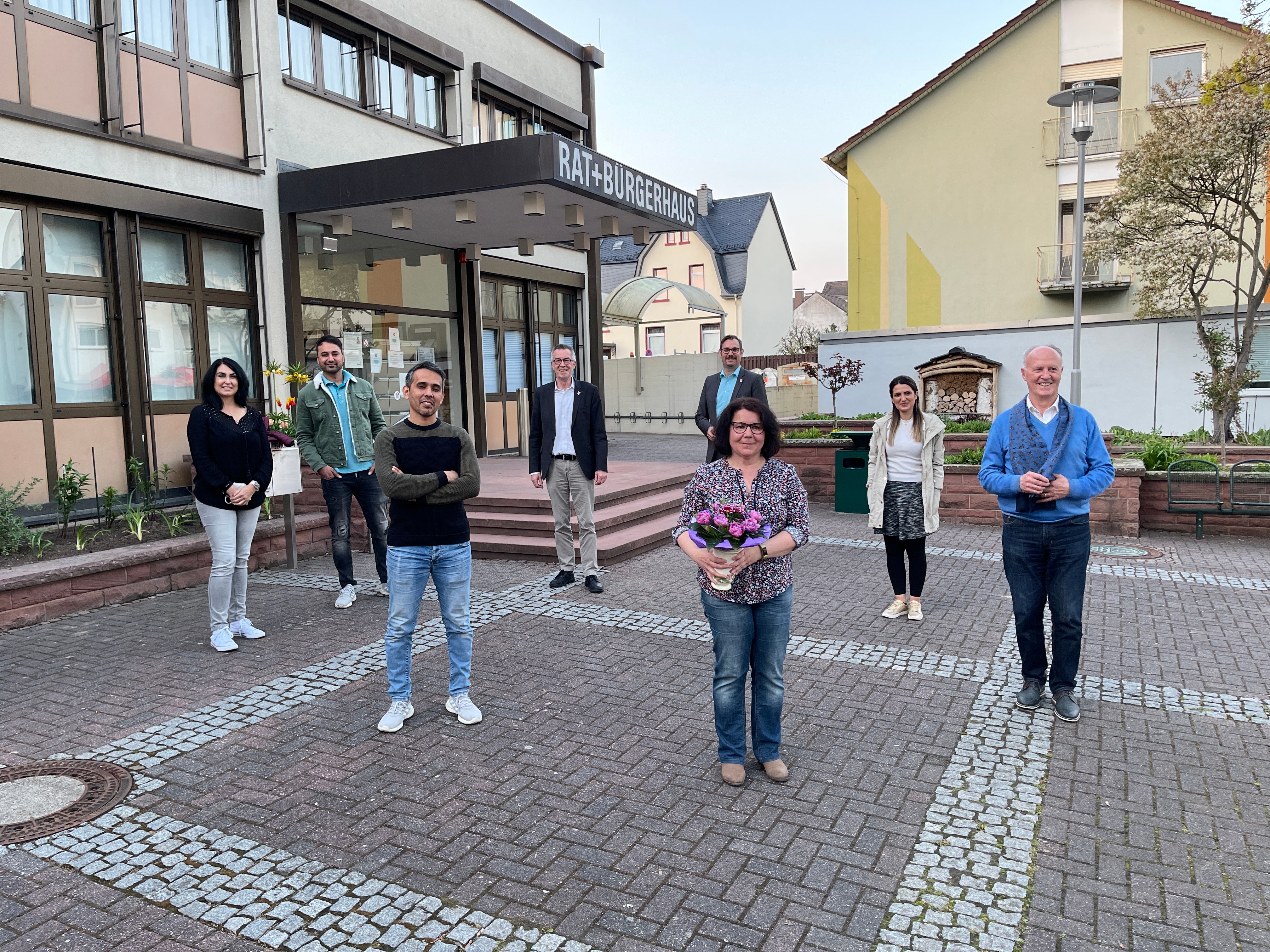 Der neue Ausländerbeirat mit Bürgermeister und Erstem Beigeordneten vor dem Rathaus.