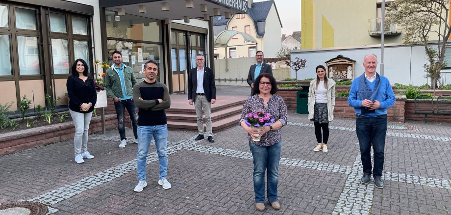 Der neue Ausländerbeirat mit Bürgermeister und Erstem Beigeordneten vor dem Rathaus.