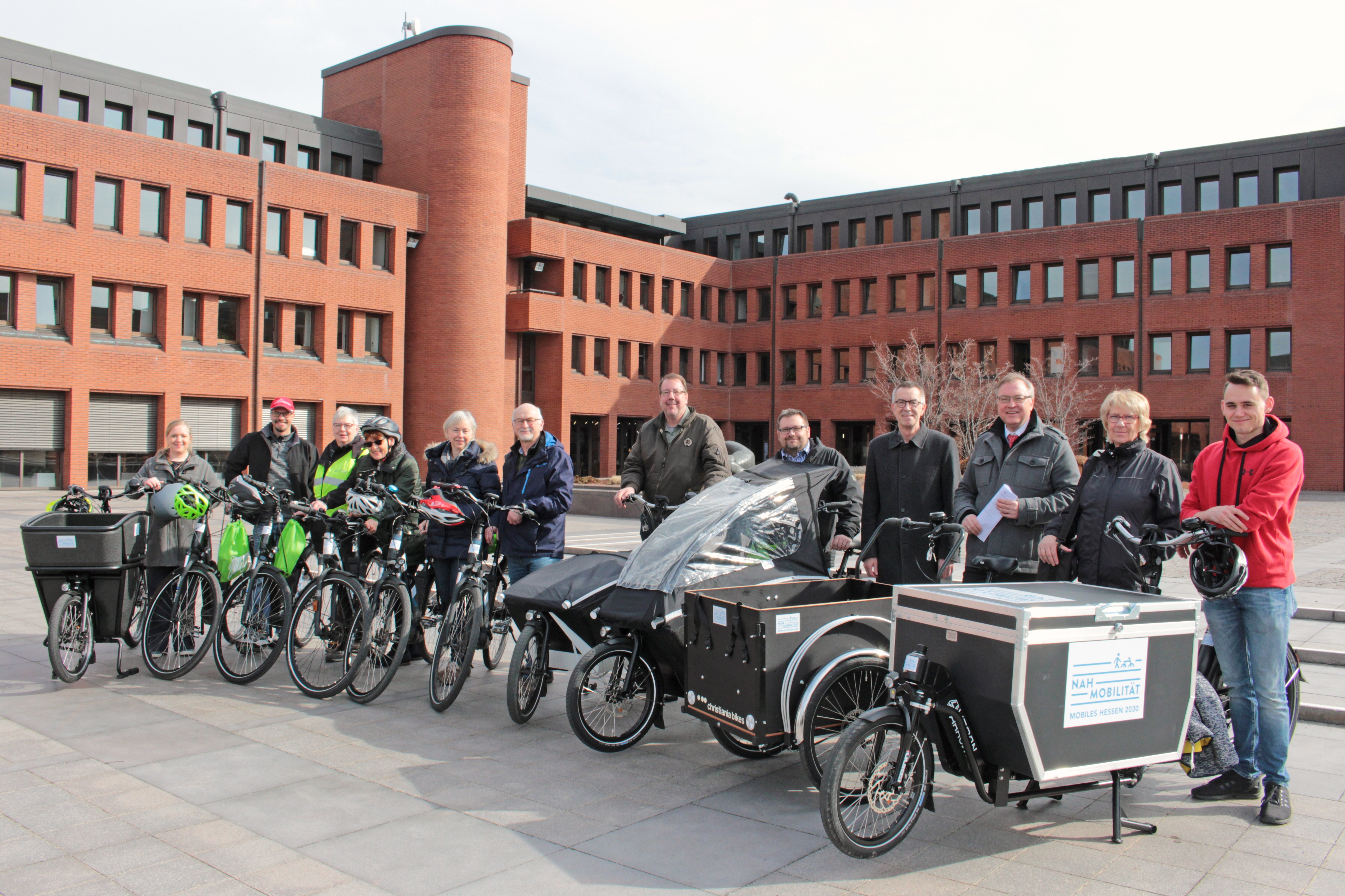 Bürger mit E-Bikes vor dem Landratsamt.