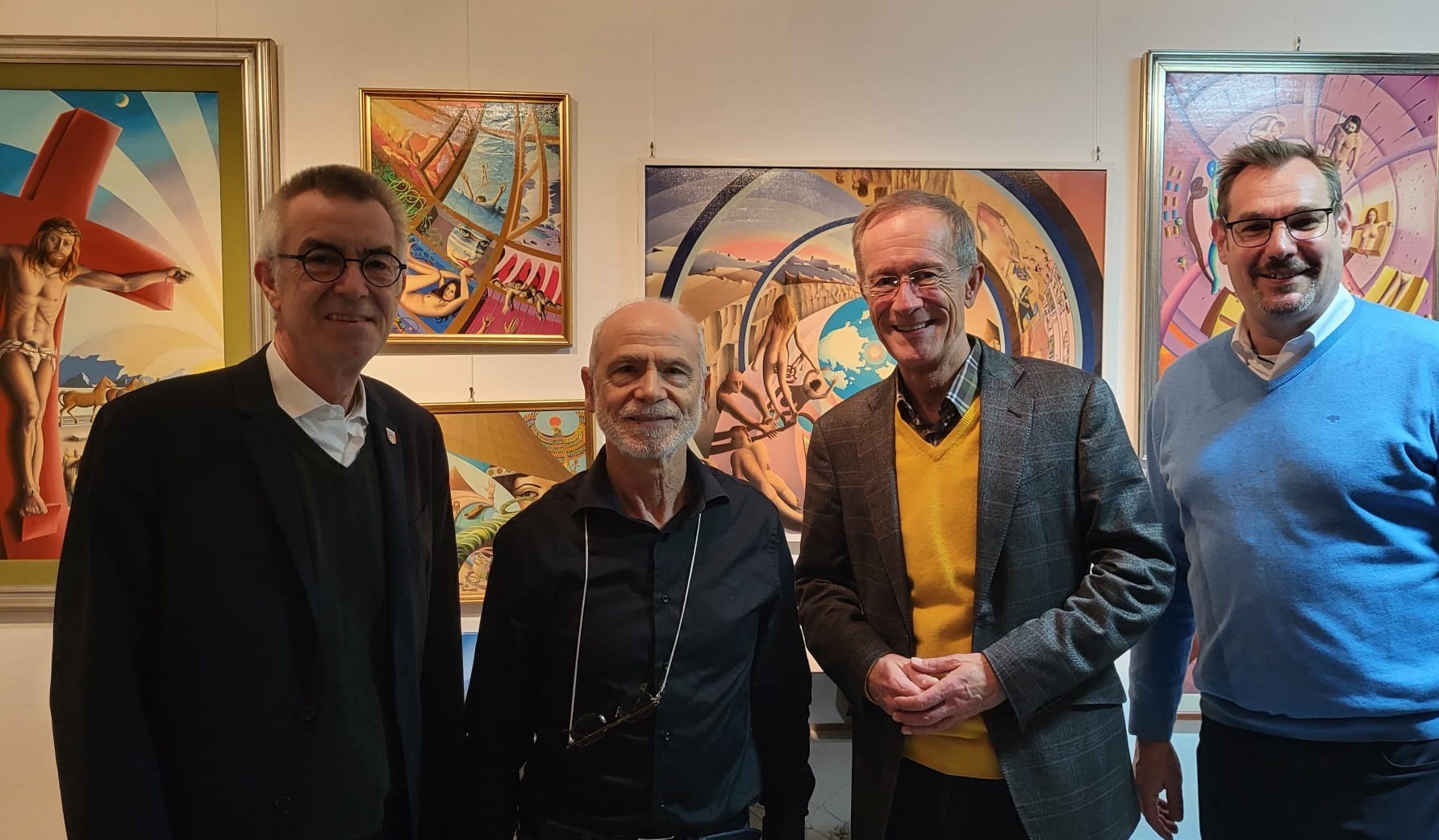 Barone mit Jirasek, Seitz und Wintermeyer vor seinen Bildern.