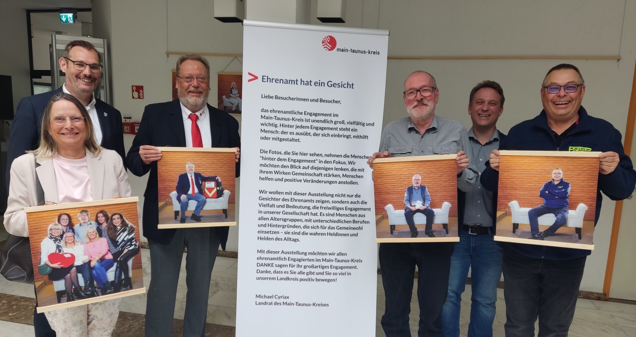 die 4 Ehrenamtler mit ihren Bildern im Foyer.