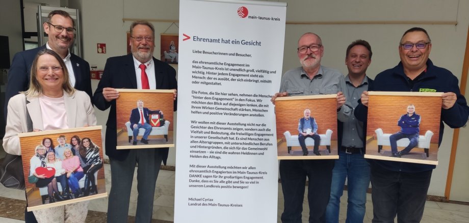 die 4 Ehrenamtler mit ihren Bildern im Foyer.