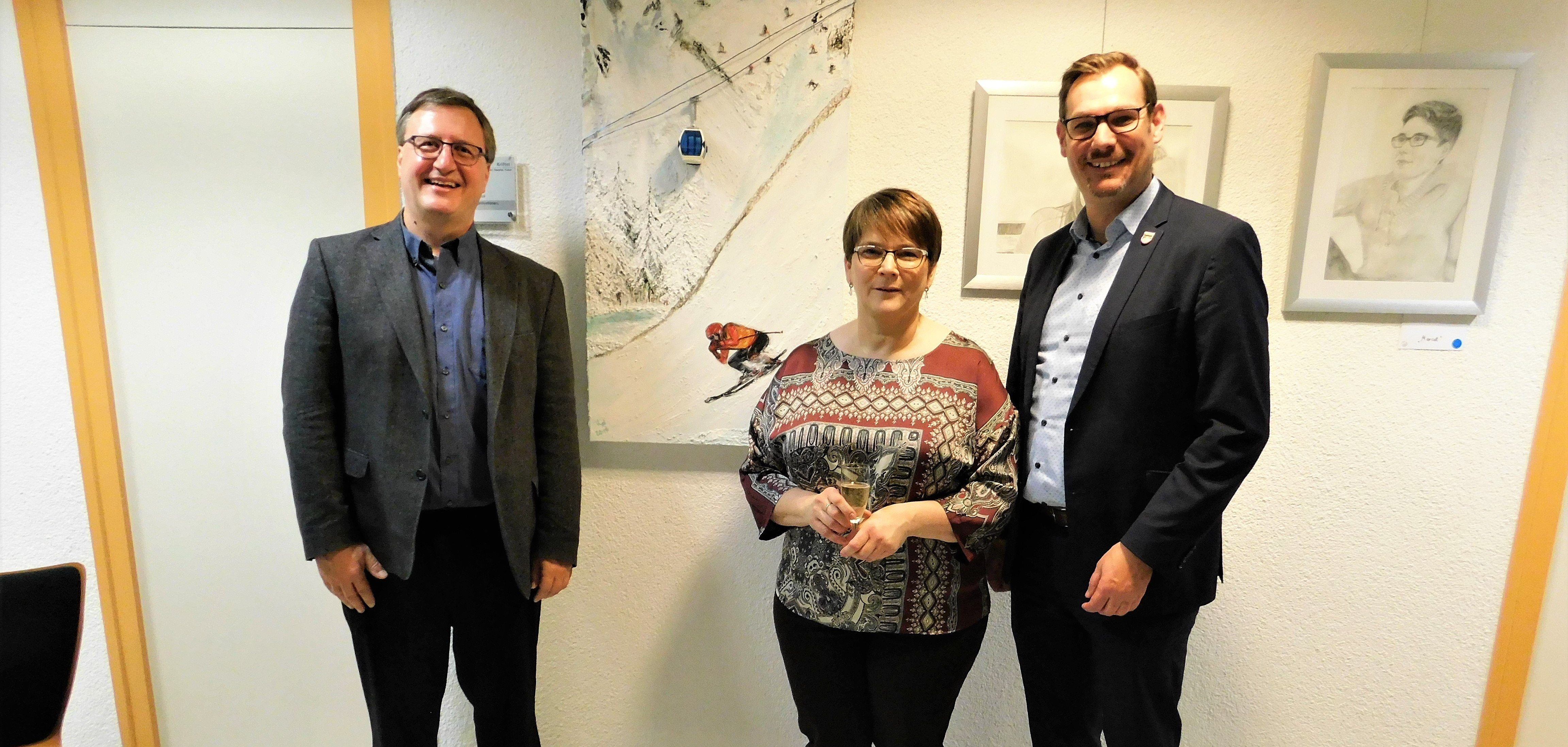 Dr. Fichert mit Künstlerin und Bürgermeister Seitz bei der letzten Ausstellungseröffnung vor Corona.