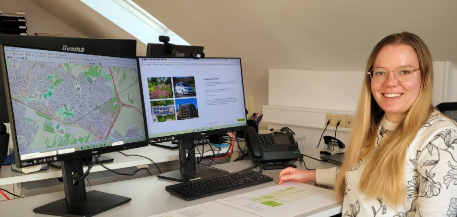 Klimaschutzmanagerin Melanie Laier am Computer.