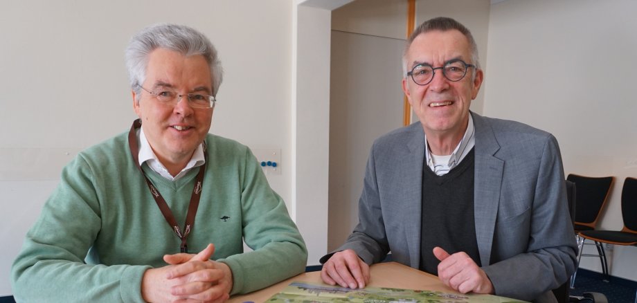 Detering und Jirasek mit einer Wanderkarte.