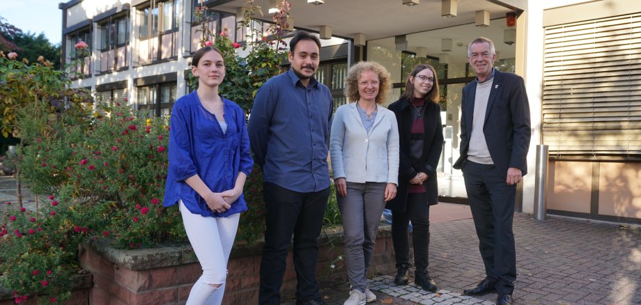 Neuer Azubi und neue Praktikantinnen vor dem Rathaus.
