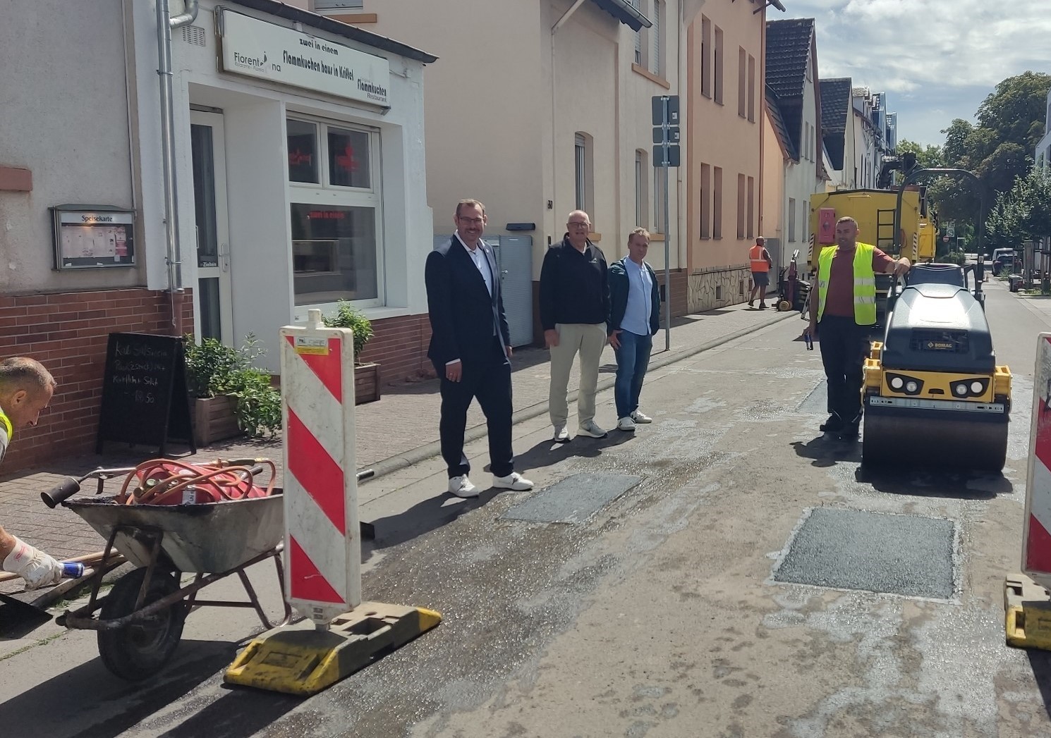 Bürgermeister an einer Baustelle in der Bahnhofstraße.