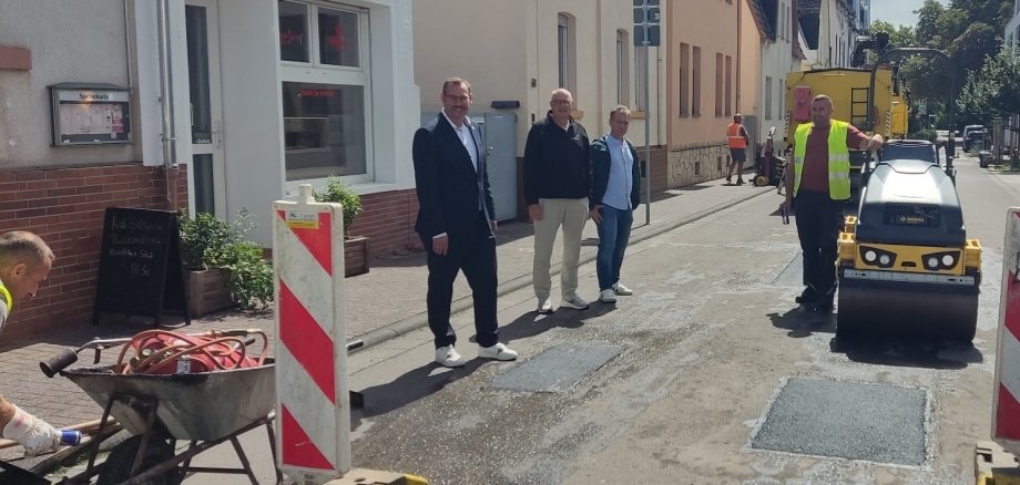 Bürgermeister an einer Baustelle in der Bahnhofstraße.