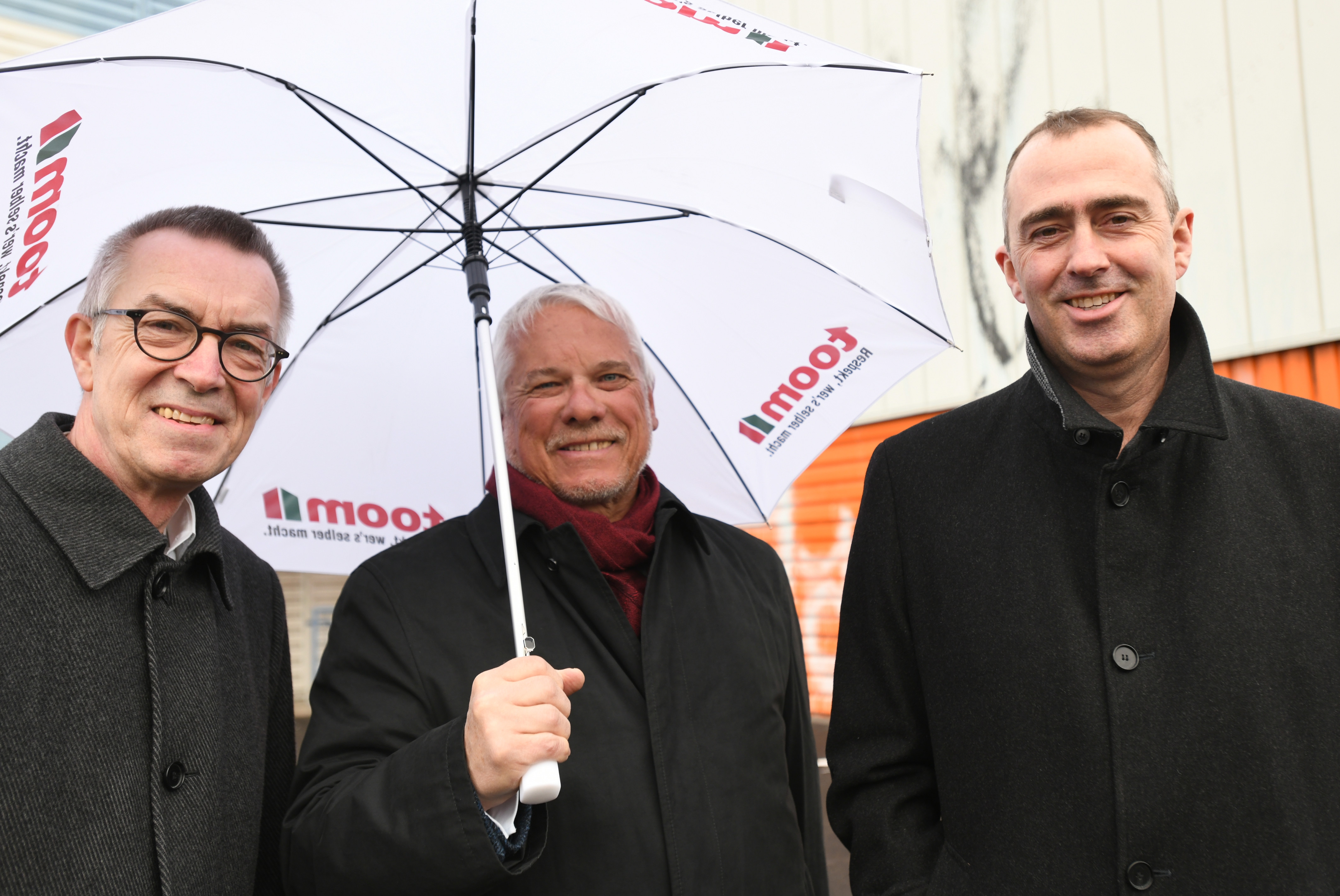 Der ERste Beigeordnete Franz Jirasek mit Manfred Leibold und Jörg Krawinkel von Toom auf dem alten Praktiker-Gelände.