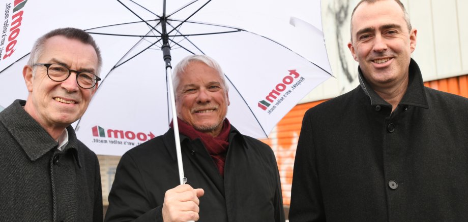 Der ERste Beigeordnete Franz Jirasek mit Manfred Leibold und Jörg Krawinkel von Toom auf dem alten Praktiker-Gelände.