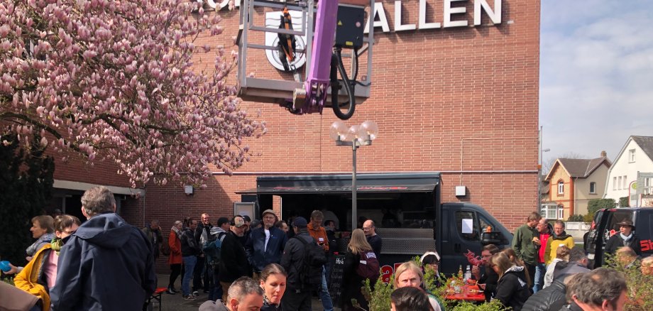 Viel los vor der Schwarzbachhalle.