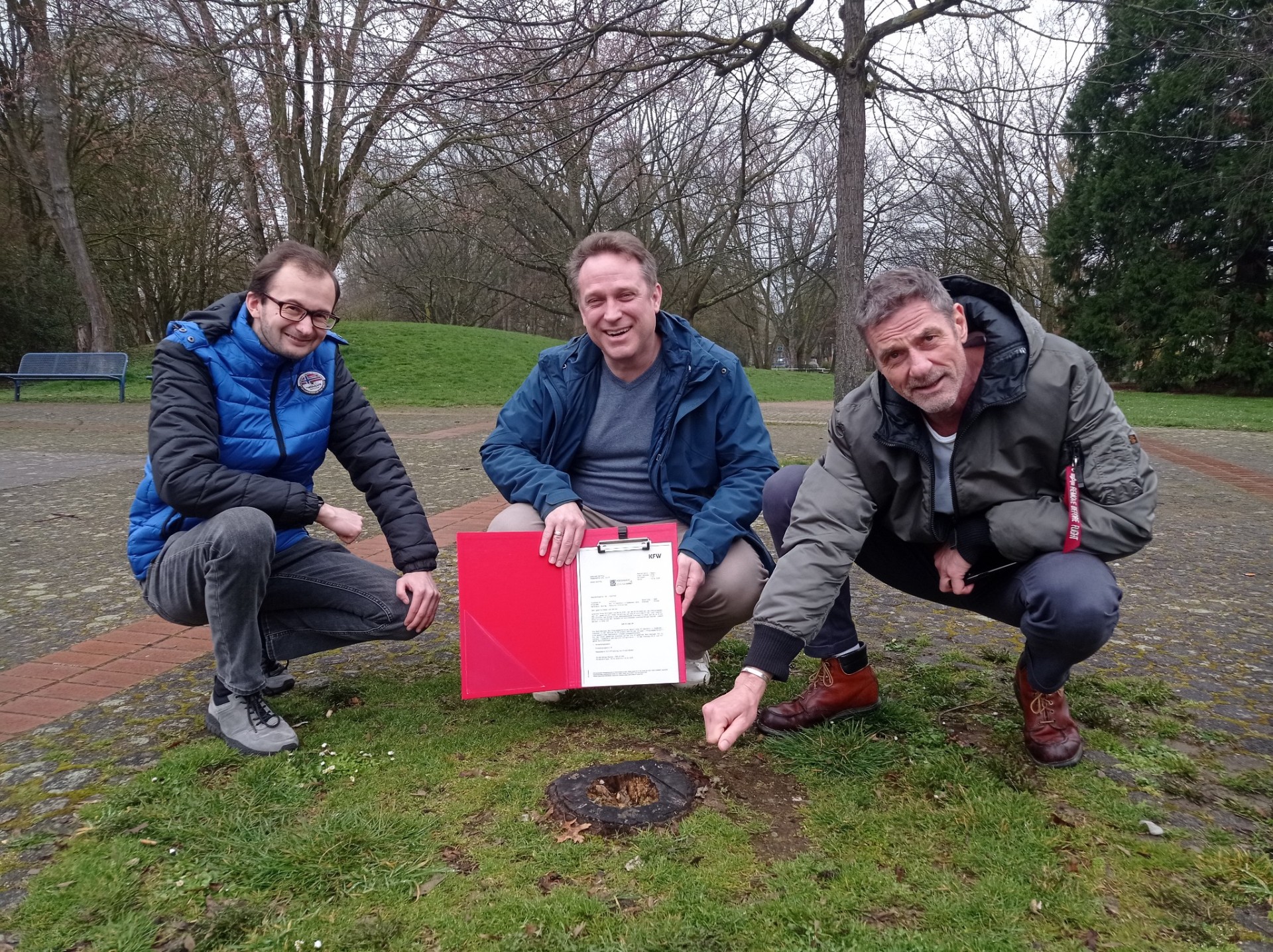 Mohr, Knittel und Horn vor einem Baumstumpf.