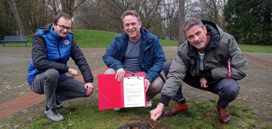 Mohr, Knittel und Horn vor einem Baumstumpf.