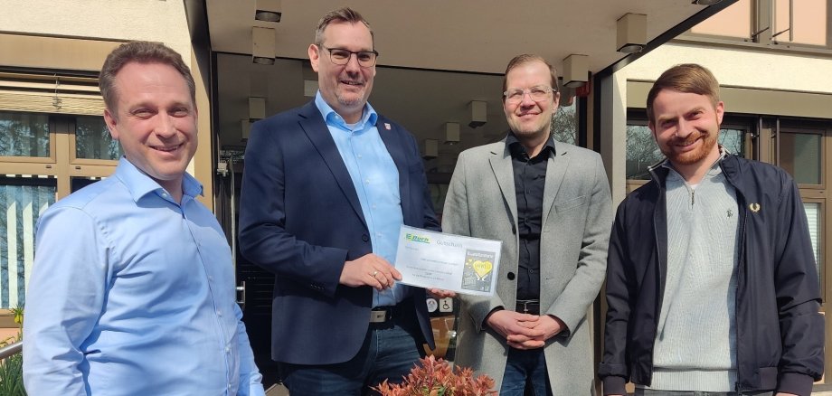 Der Bürgermeister mit den Spendern.