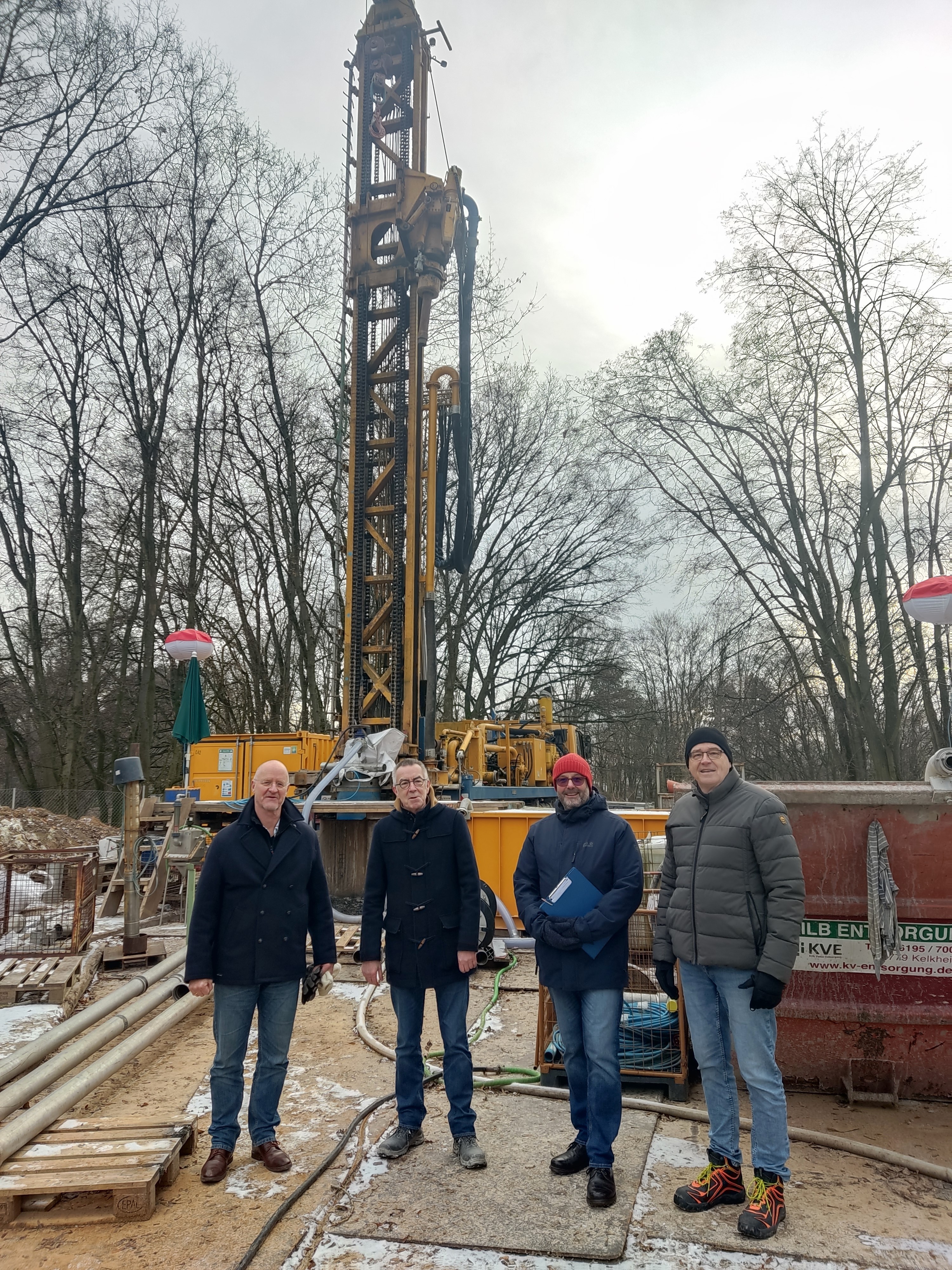 Vier Männer vor der Baustelle.
