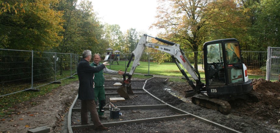 Franz Jirasek auf der Baustelle in der Freizeitanlage Hinter'm Linsenberg.