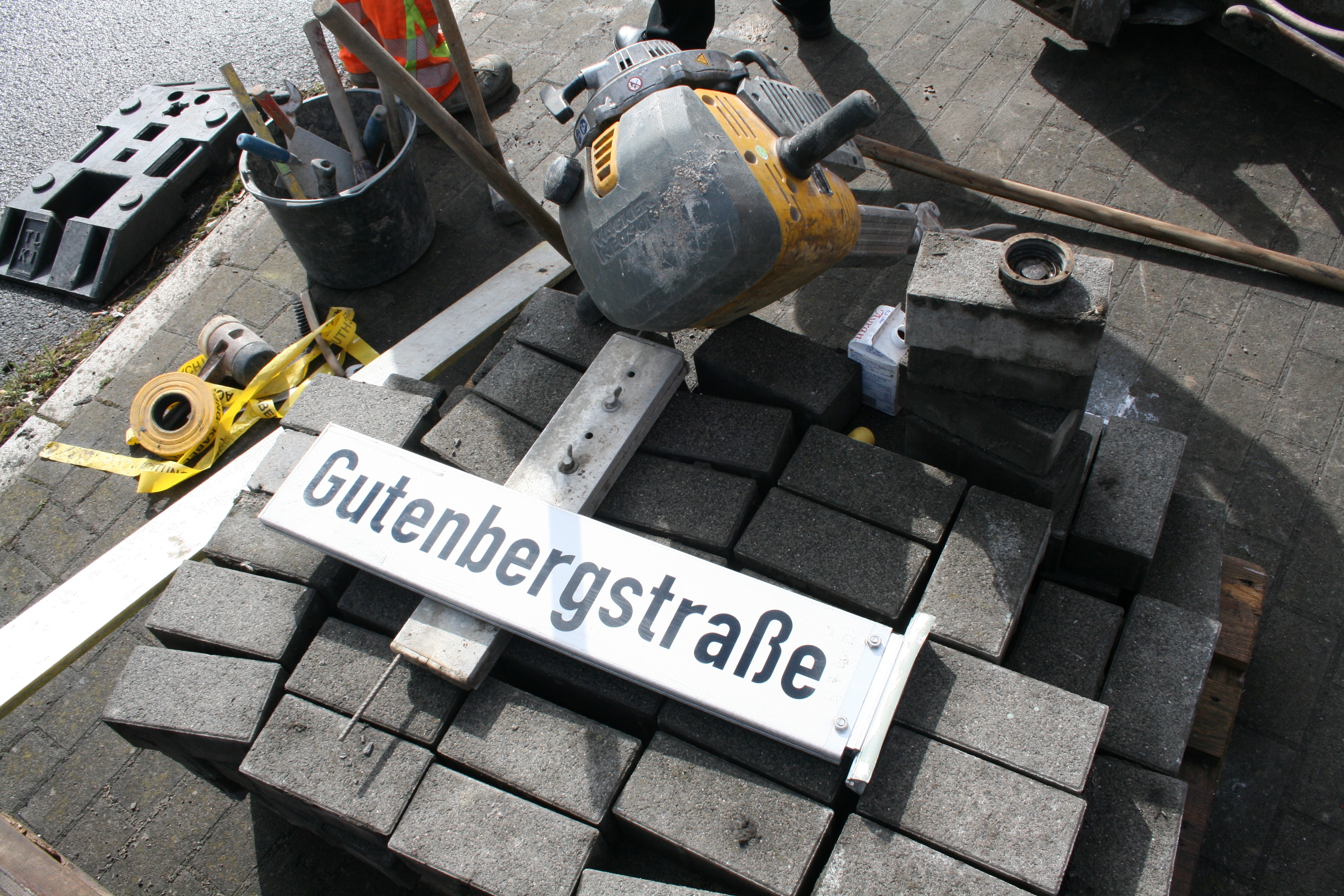 Ein Straßenschild auf einem Steinhaufen.