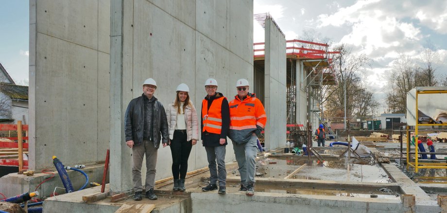 Jirasek, Architekten und der Bauleiter auf der Baustelle.