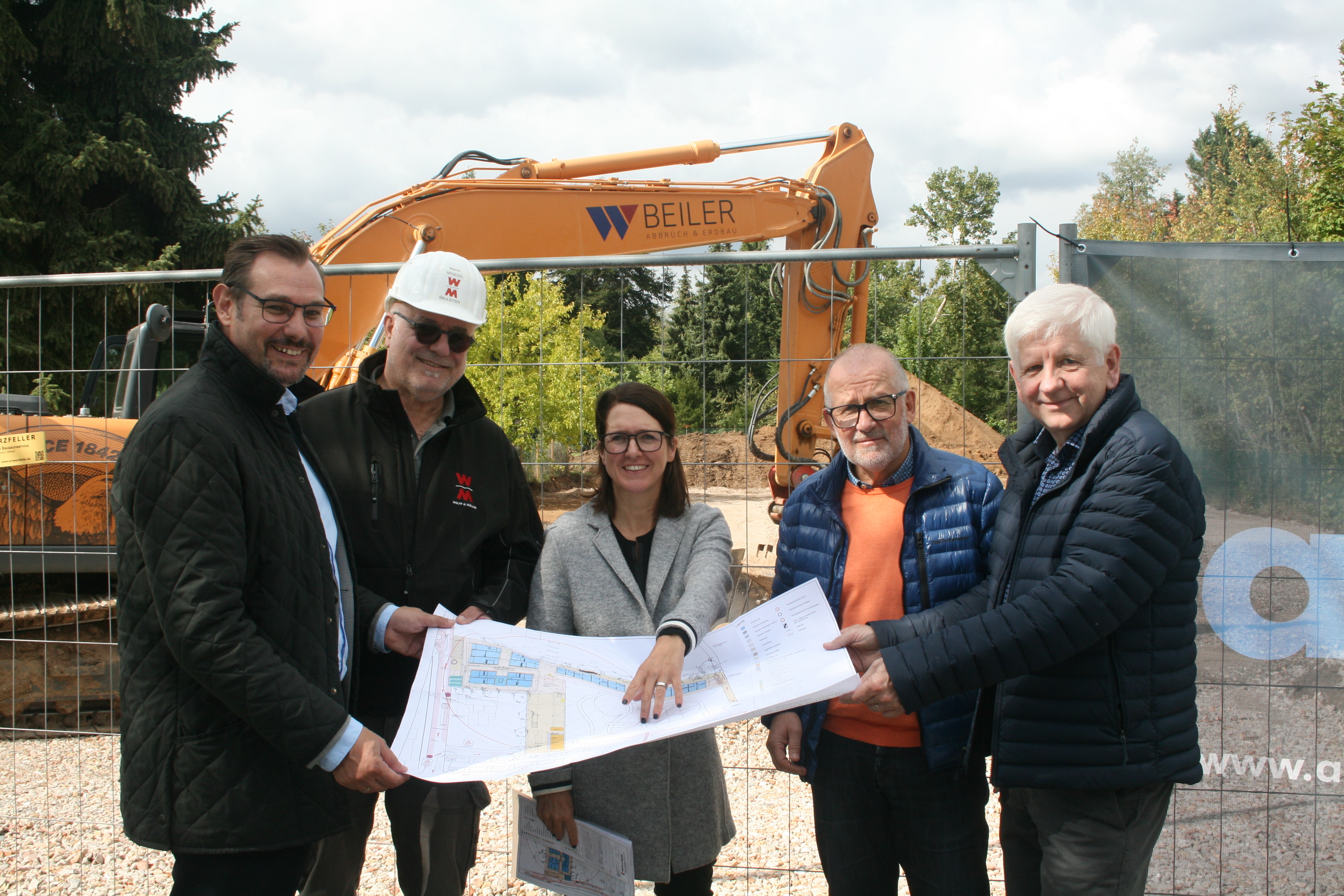 Die Projektleiter vor der Baustelle.