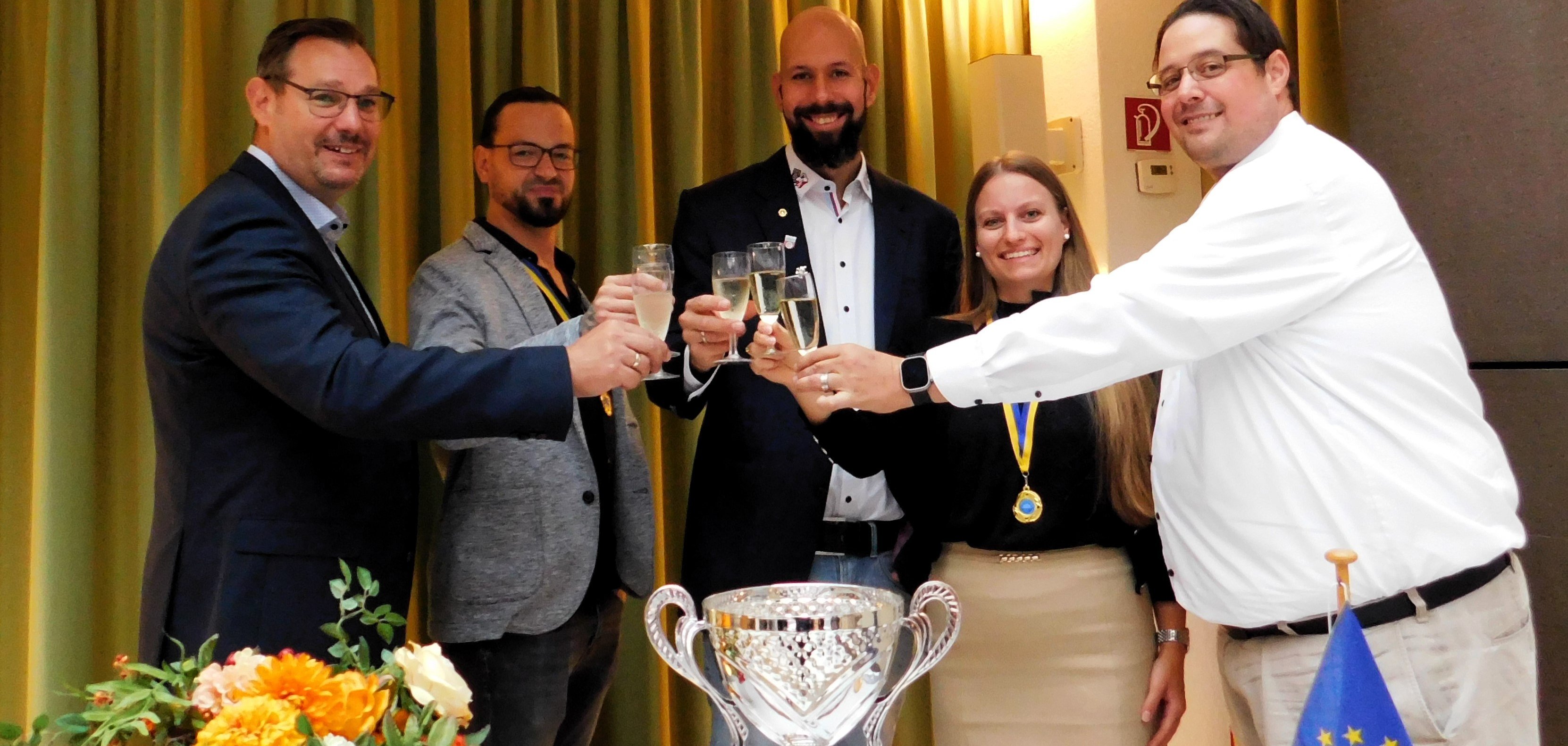 Pokal, Sekt, Gratulation im geschmückten Rathaus.