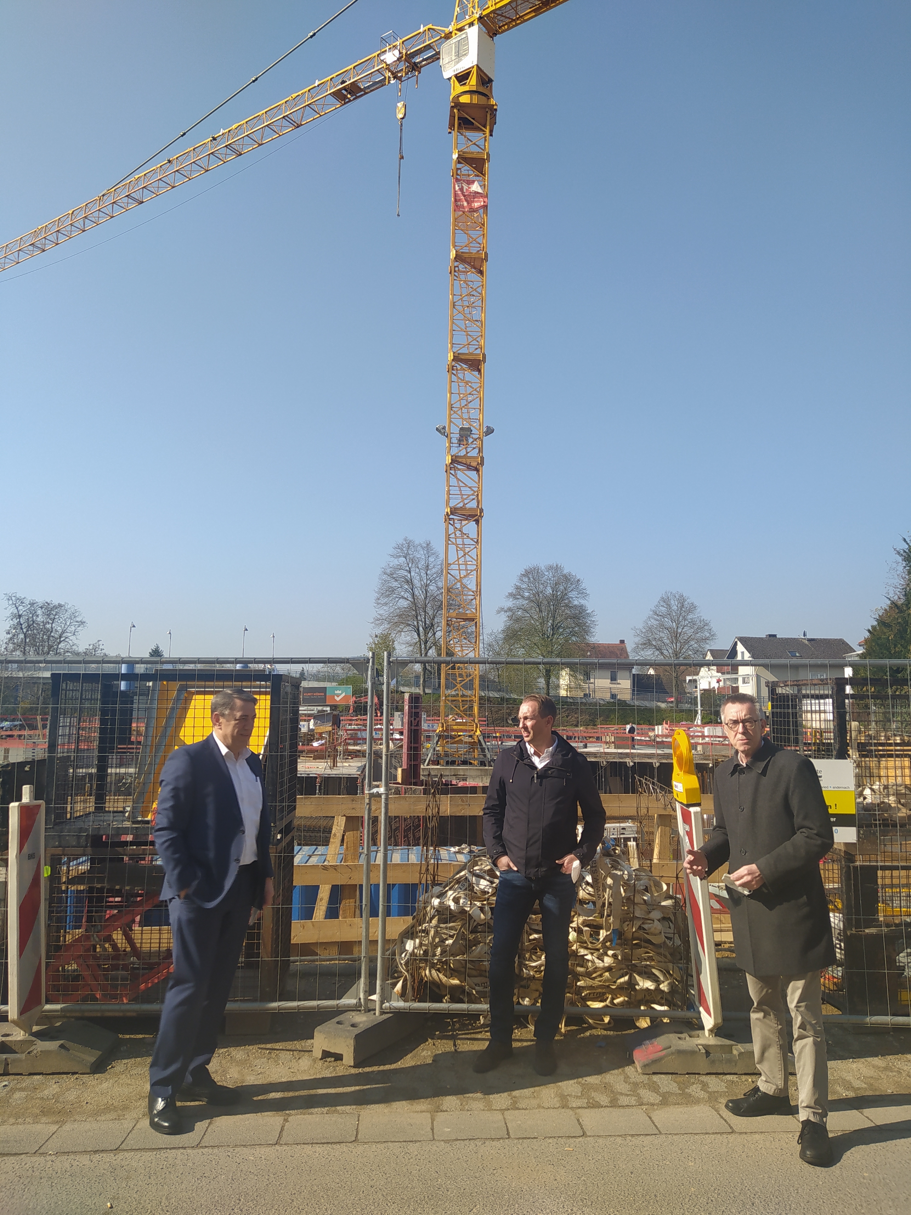 Franz Jirasek mit den Geschäftsführern der Horn Projektgesellschaft vor der Baustelle.