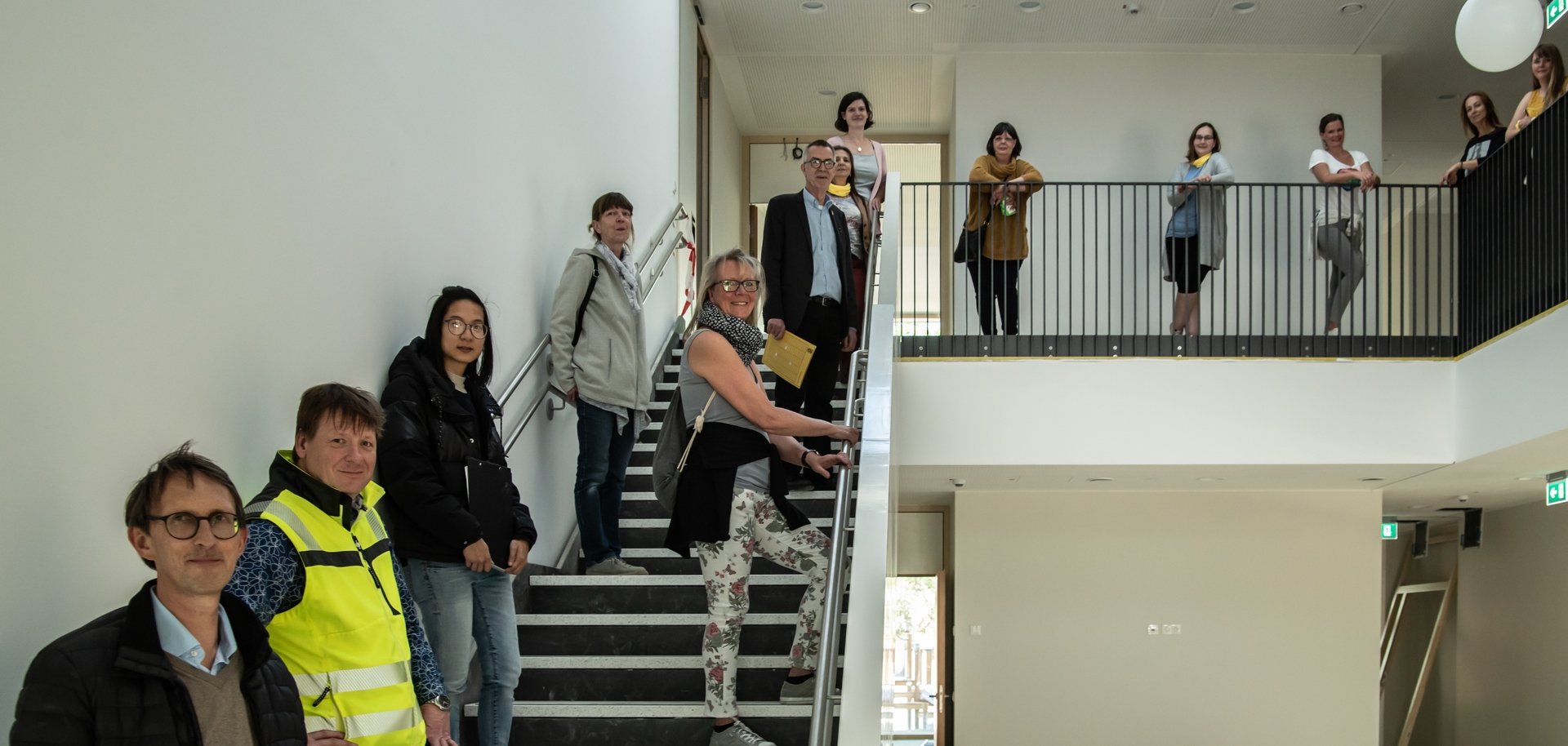 Franz Jirasek mit dem Bauamts-Team und den Erzieherinnen im Kita-Foyer.