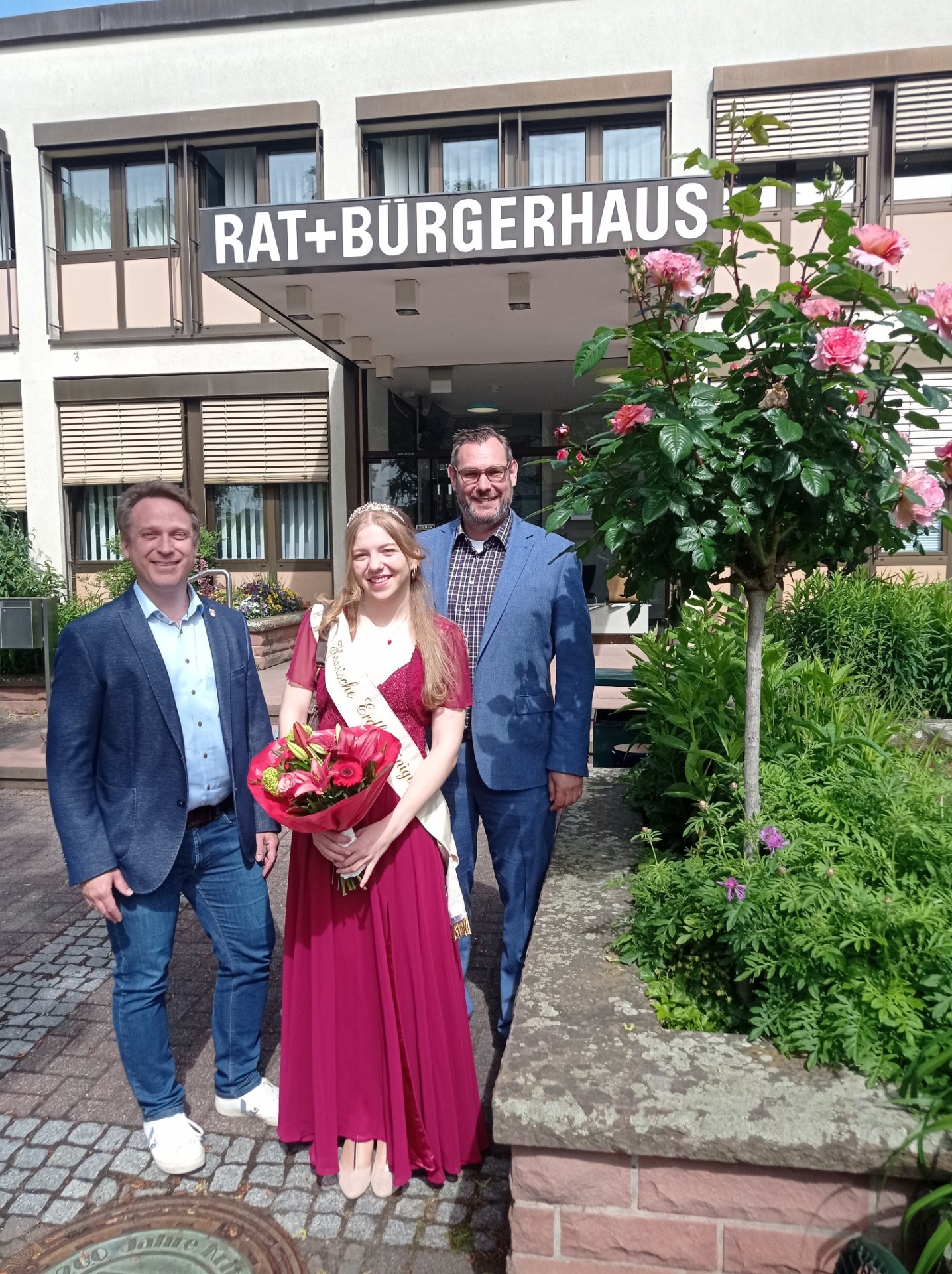 Seitz, Mohr und Erdbeerkönigin.