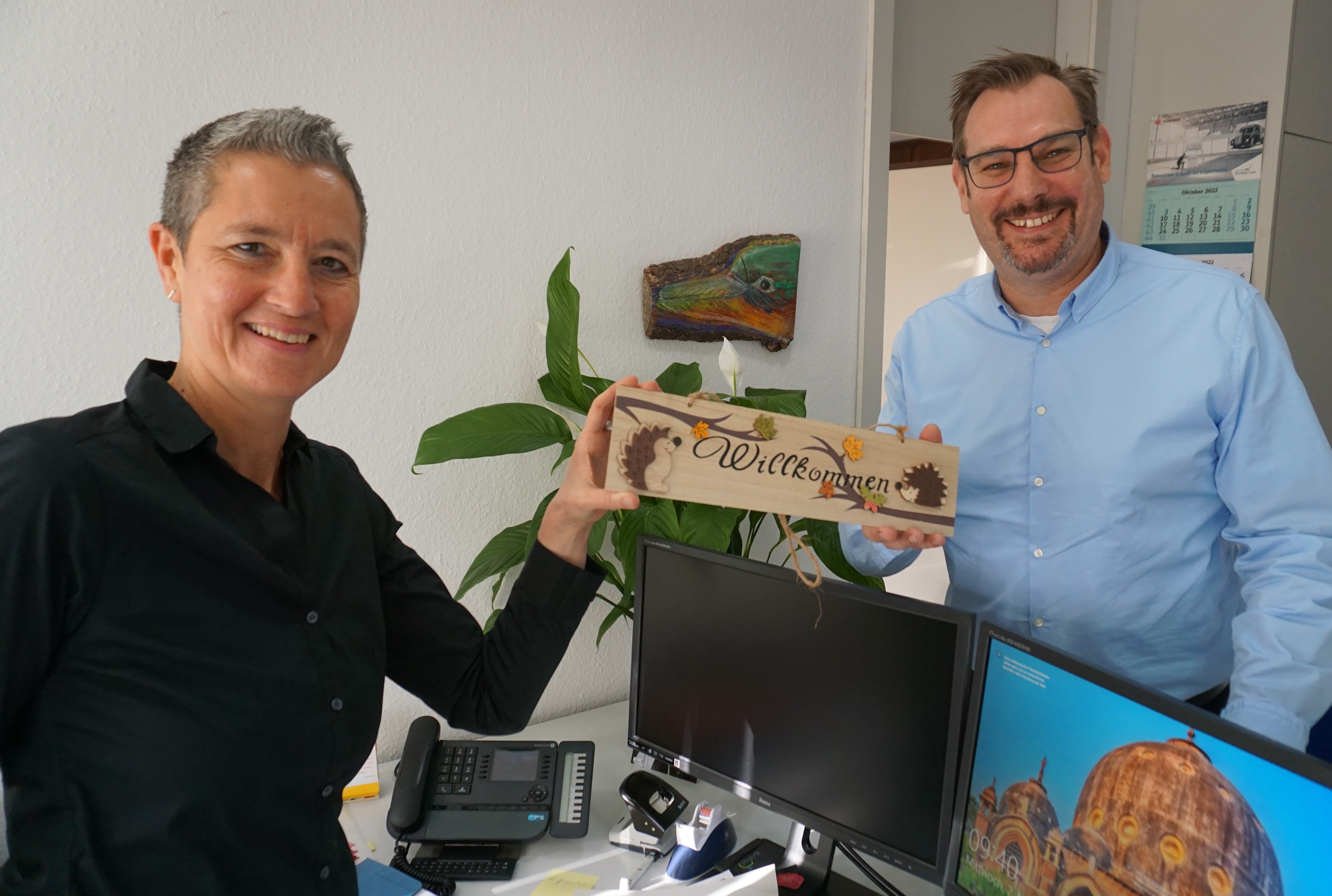 Susanne Vogt erhält ein Geschenk von Bürgermeister Seitz.