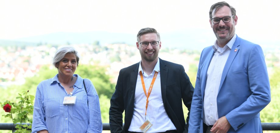 Bürgermeister Seitz mit dem geehrten Krifteler und seiner Kollegin.