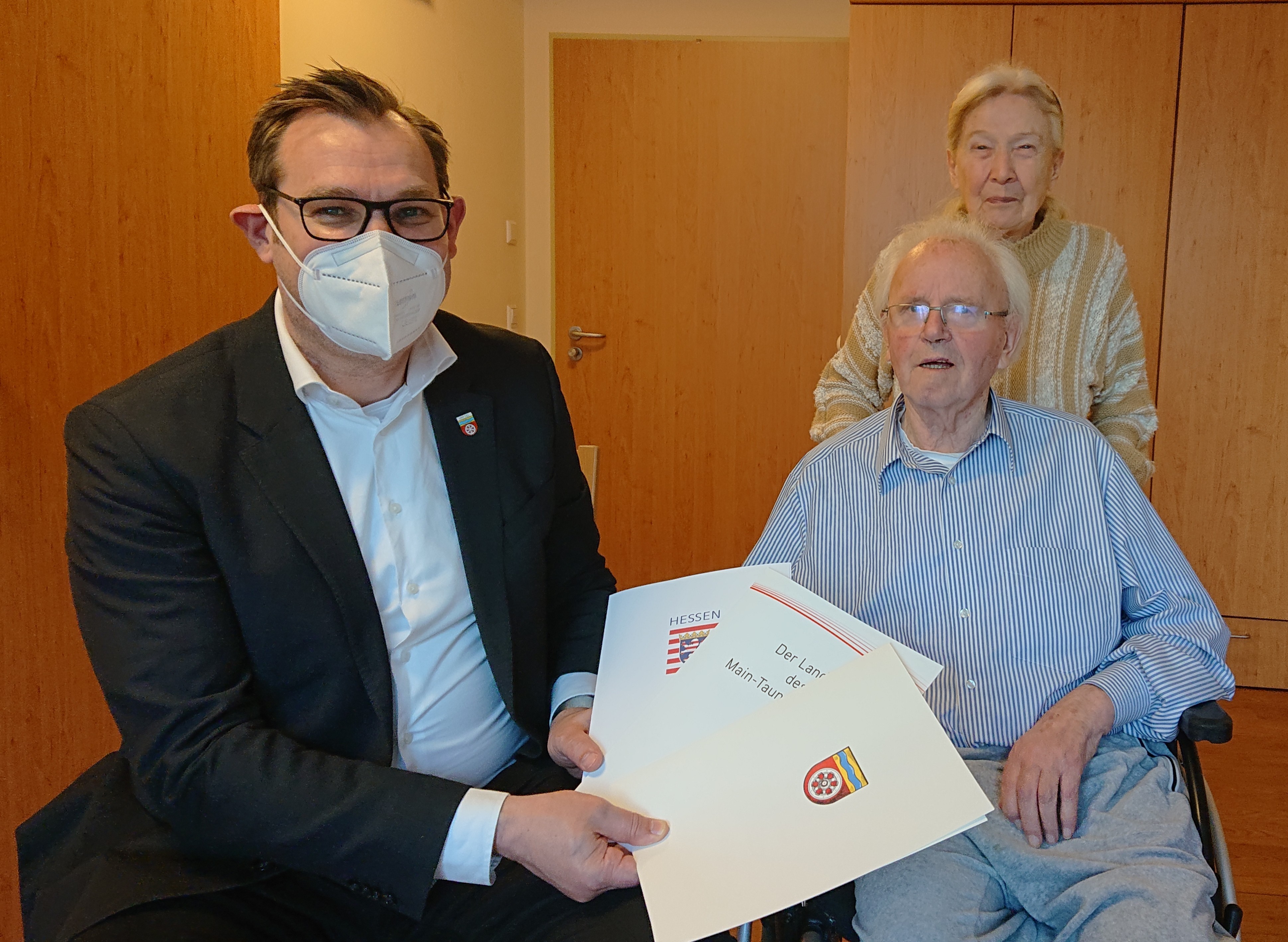 Der Jubilar mit Frau und Bürgermeister.