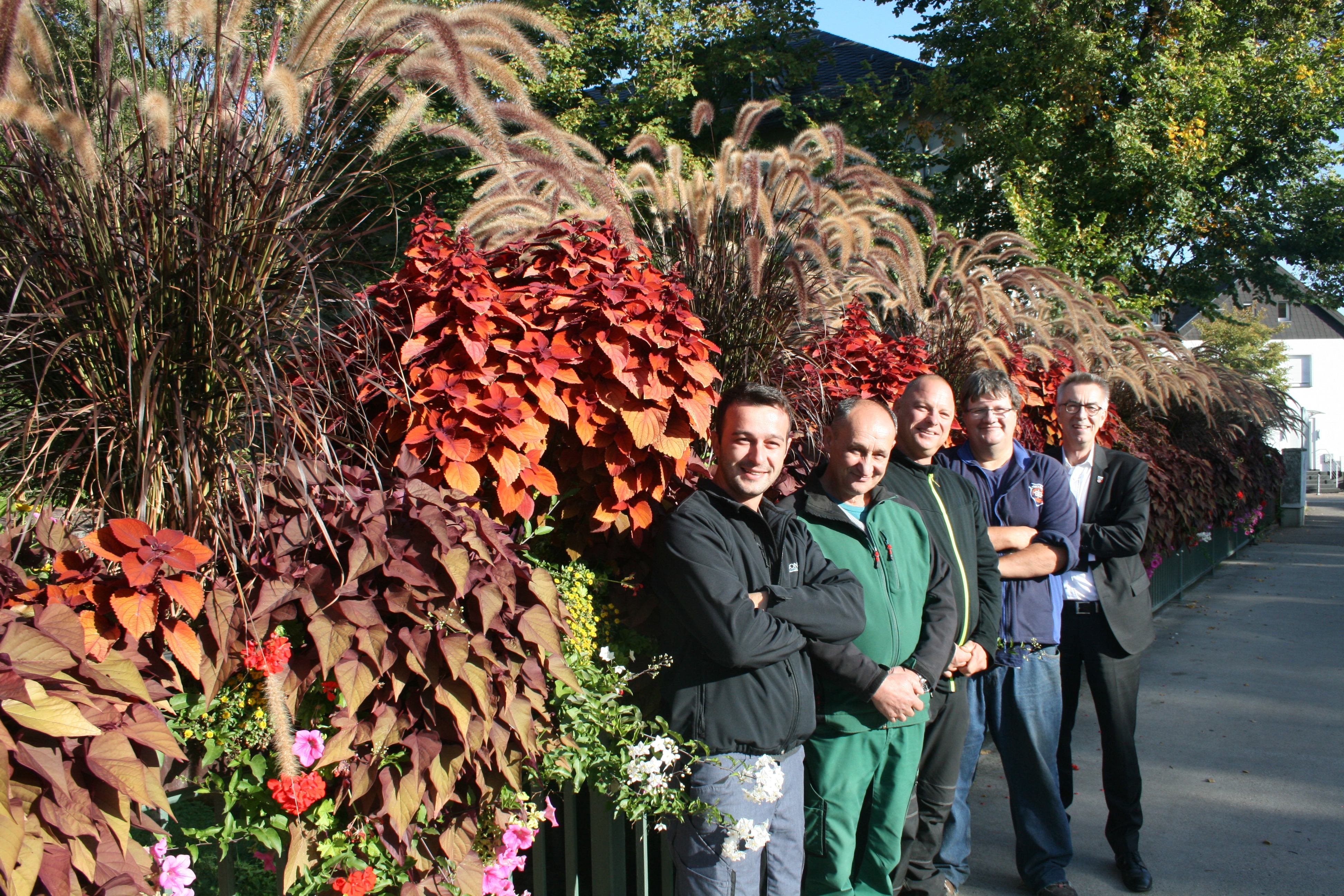 Das Pflanz-Team des Bauhofes m it dem Ersten Beigeordneten auf der Brücke inmitten der Bepflanzung.