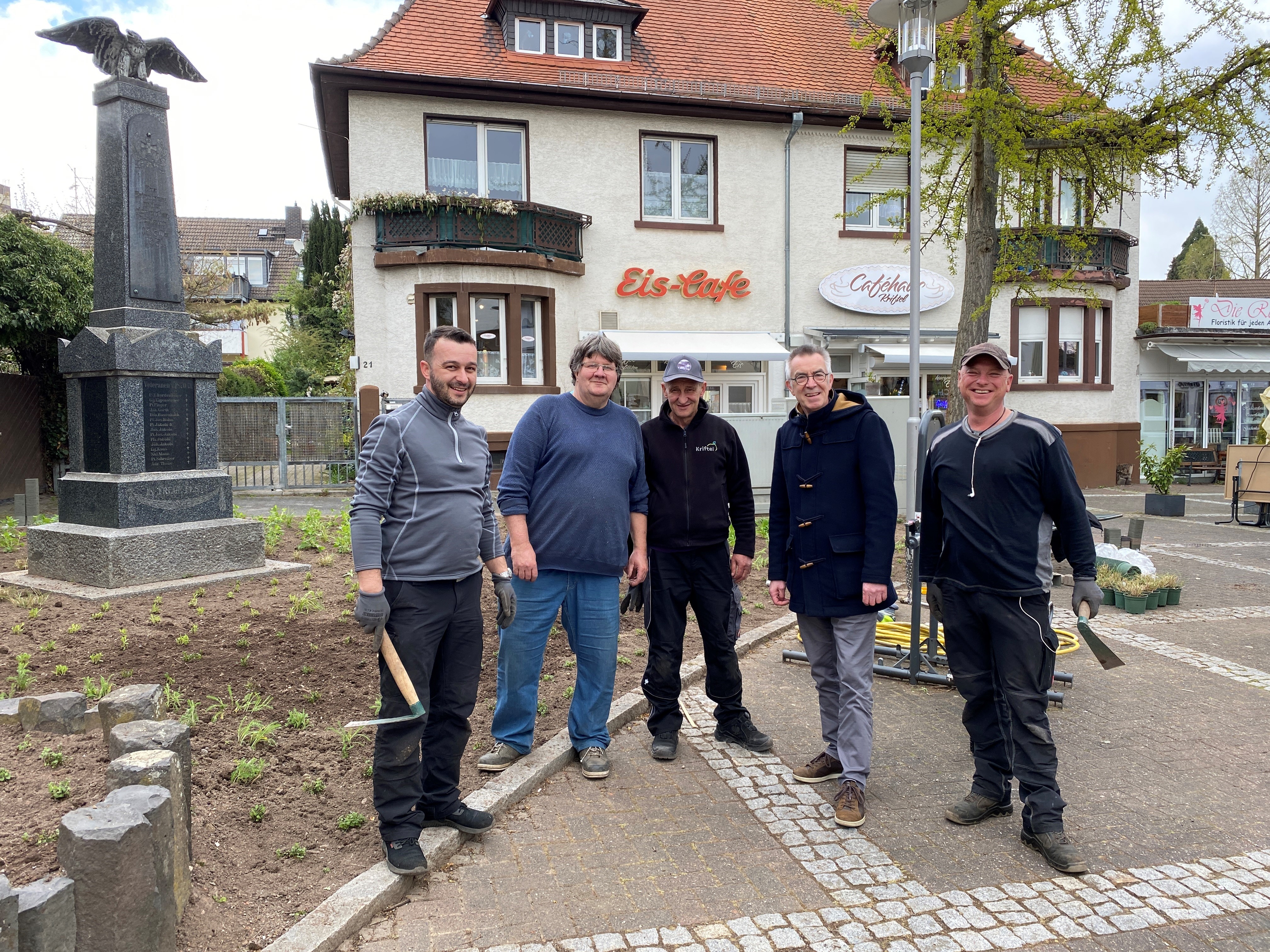 Das Pflanzteam des Bauhofes vor dem neu bepflanzten Beet auf dem Lindenplatz.