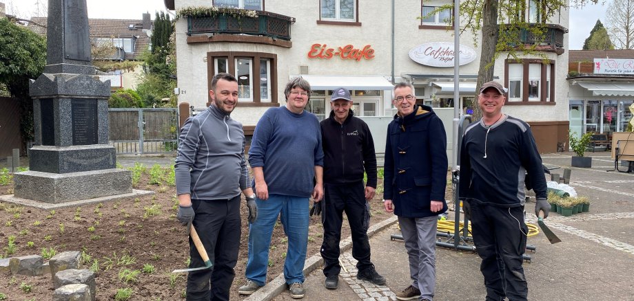 Das Pflanzteam des Bauhofes vor dem neu bepflanzten Beet auf dem Lindenplatz.